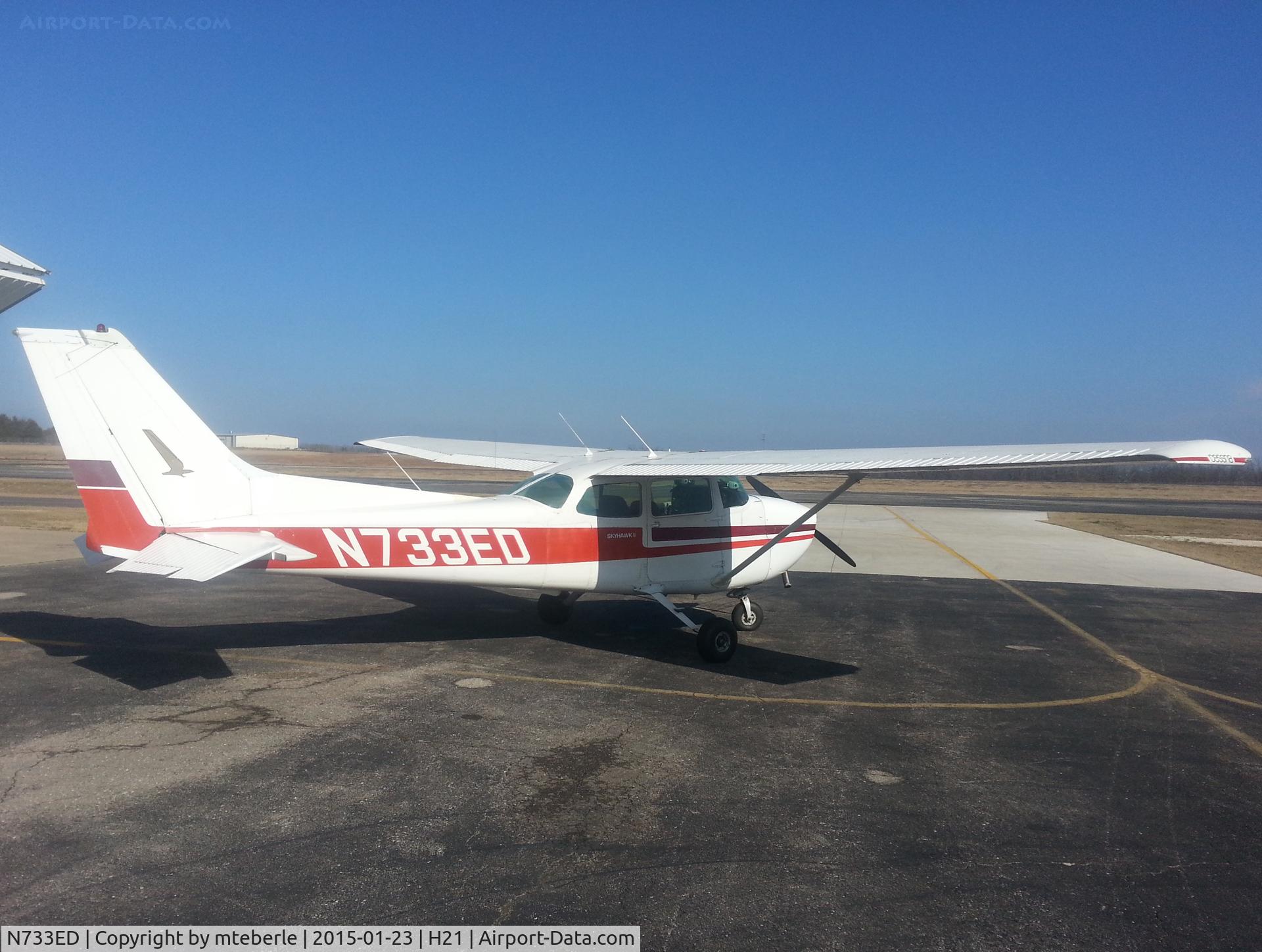 N733ED, 1976 Cessna 172N C/N 17268230, Right side