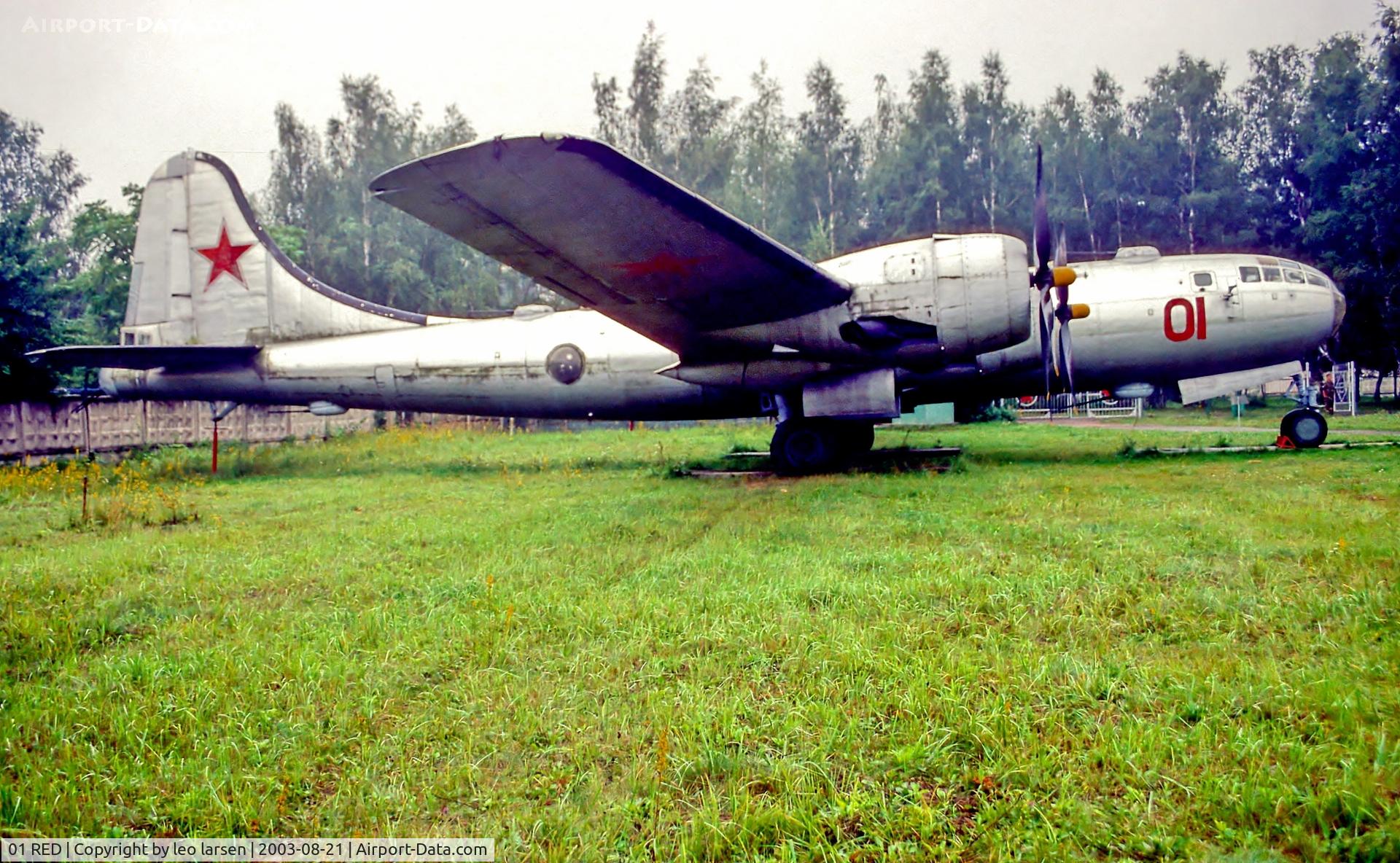 01 RED, Tupolev Tu-4 C/N 2805103, Monino Museum Moscow 21.8.03