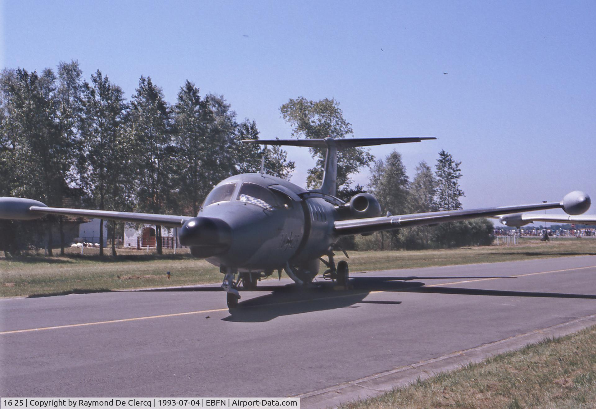 16 25, Hamburger Flugzeugbau HFB-320 Hansa Jet C/N 1062, At the Koksijde Airshow on 1993-07-04.