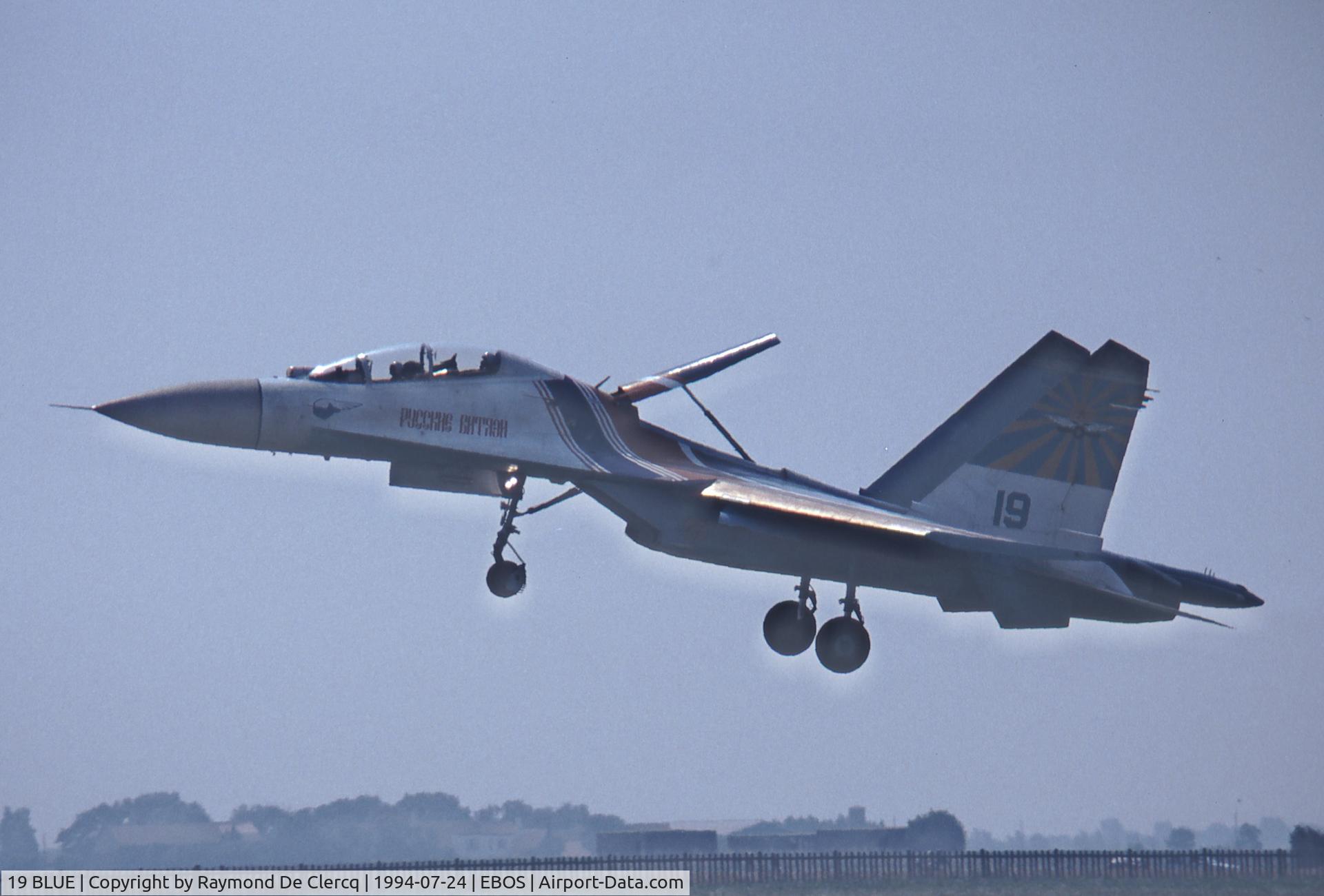19 BLUE, Sukhoi Su-27UB C/N 1040807, Landing at the Ostend Airshow on 1994-07-24.