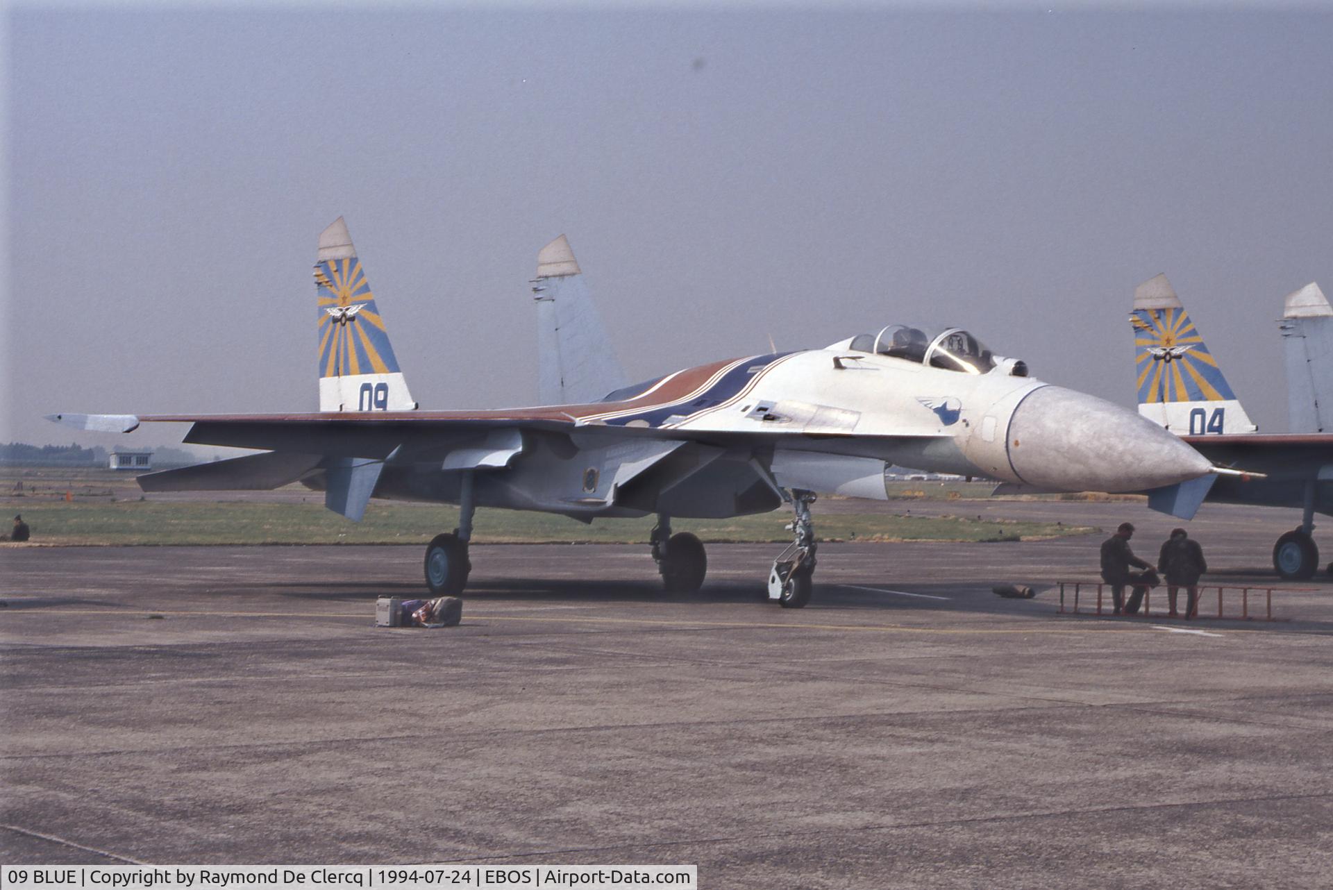 09 BLUE, Sukhoi Su-27UB C/N 96310424035, Russian Knights waiting for a demonstration at the Ostend Airshow in 1994.