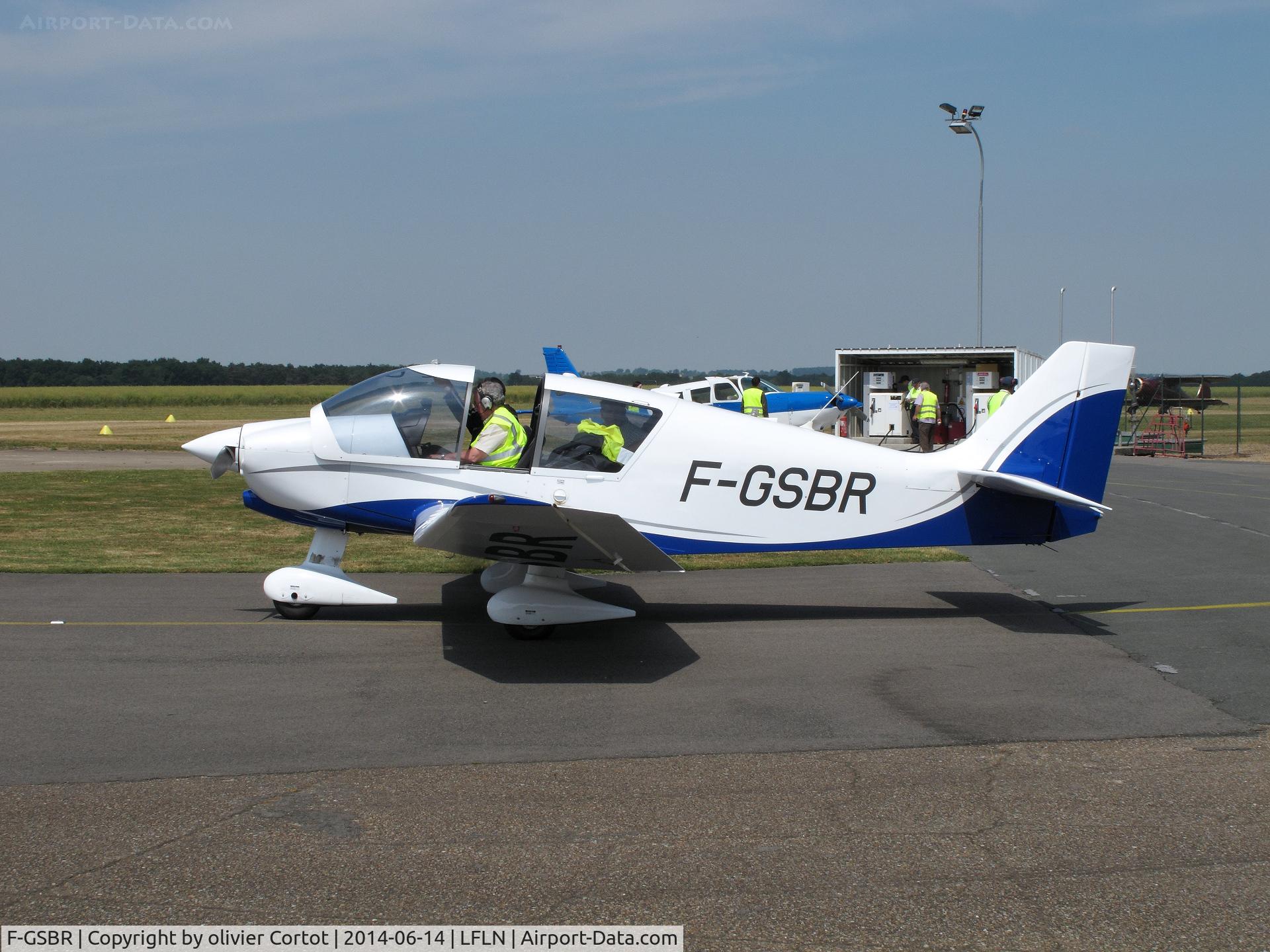 F-GSBR, Robin DR-400-140B Major C/N 2344, refuelling at Saint Yan