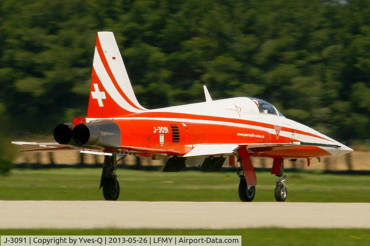 J-3091, Northrop F-5E Tiger II C/N L.1091, Northrop F-5E Tiger II (J-3091), Capt Simon Billeter, leader of Swiss Air Force Aerobatic Team 2013, Take-off Rwy 34, Salon de Provence Air Base 701 (LFMY) Open day 2013