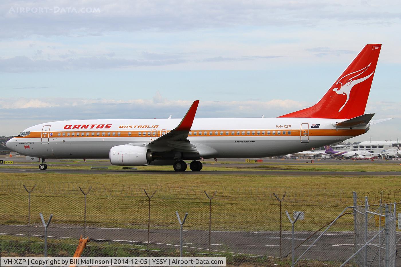 VH-XZP, 2014 Boeing 737-838 C/N 44577, taxi to 34R