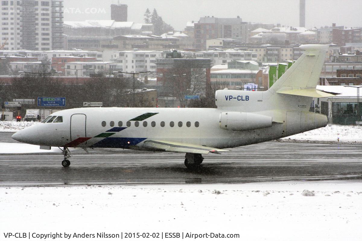 VP-CLB, 1998 Dassault Falcon 900EX C/N 34, Line up runway 30.