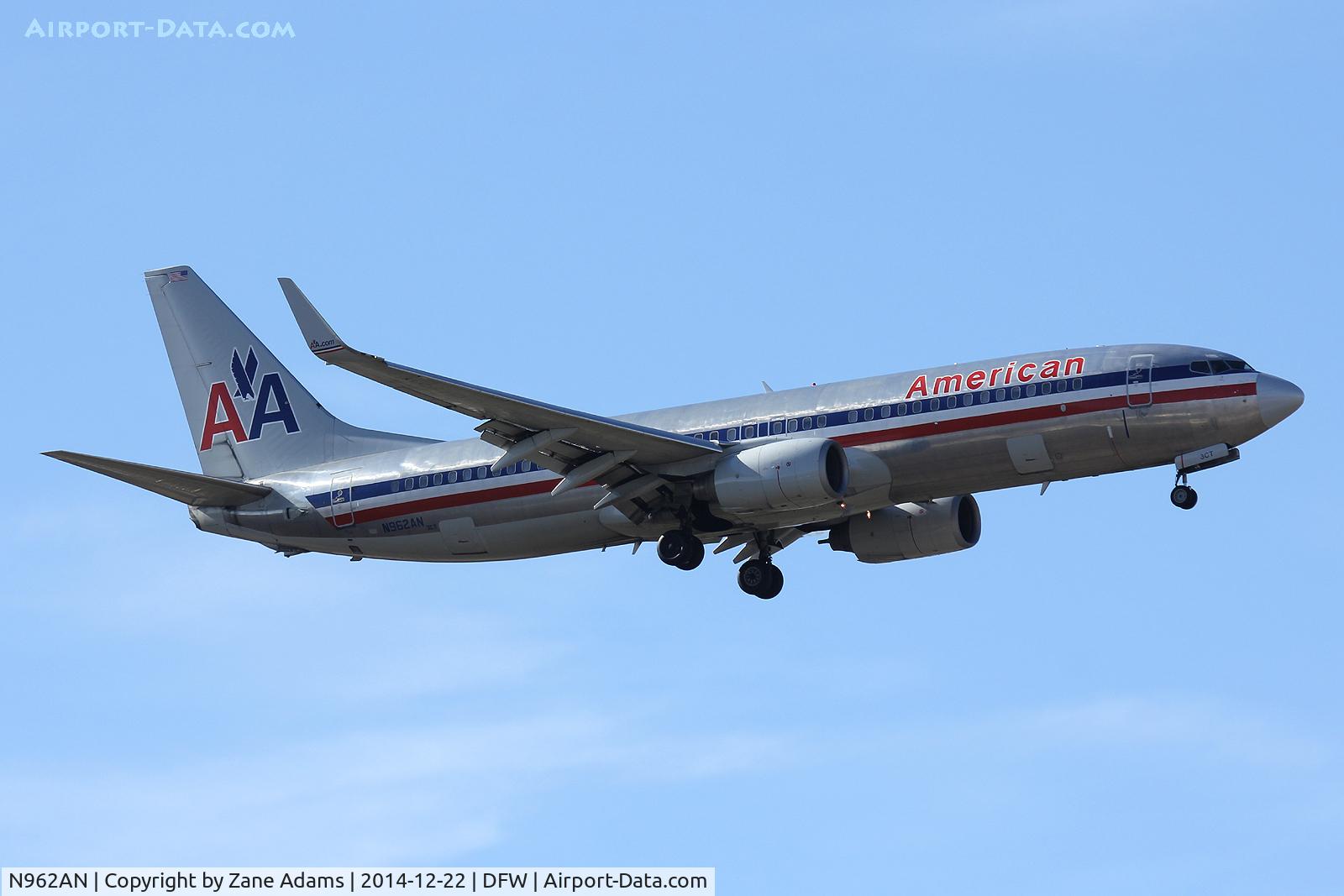 N962AN, 2001 Boeing 737-823 C/N 30858, At DFW Airport