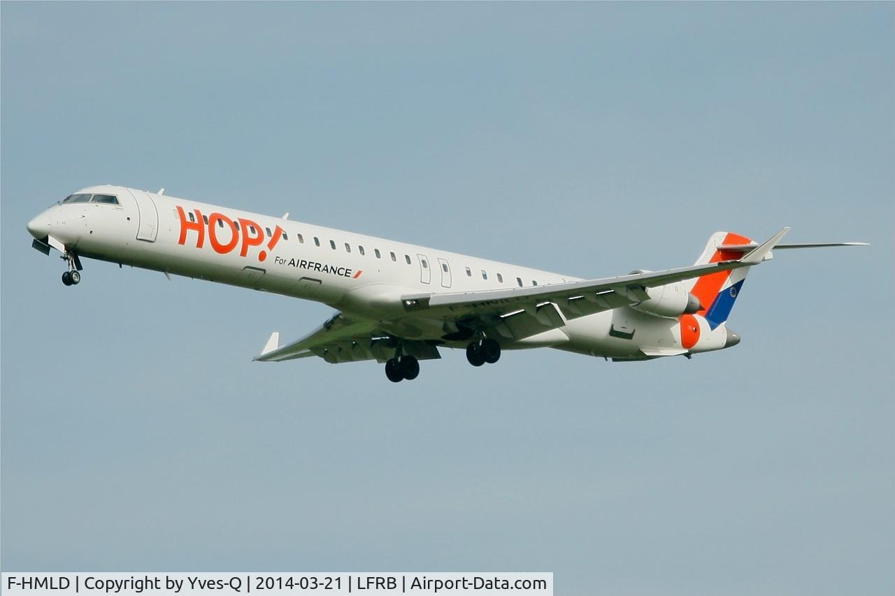 F-HMLD, 2010 Bombardier CRJ-1000EL NG (CL-600-2E25) C/N 19007, Bombardier CRJ-1000, Short approach rwy 25L, Brest-Bretagne Airport (LFRB-BES