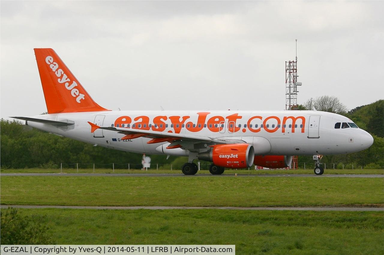 G-EZAL, 2006 Airbus A319-111 C/N 2754, Airbus A319-111, Taxiing to holding point rwy 25L, Brest-Bretagne airport (LFRB-BES)