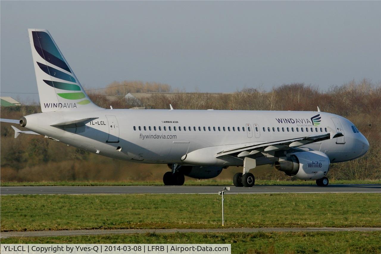 YL-LCL, 1995 Airbus A320-214 C/N 533, Airbus A320-214, Taxiing to holding point rwy 25L, Brest-Bretagne airport (LFRB-BES)