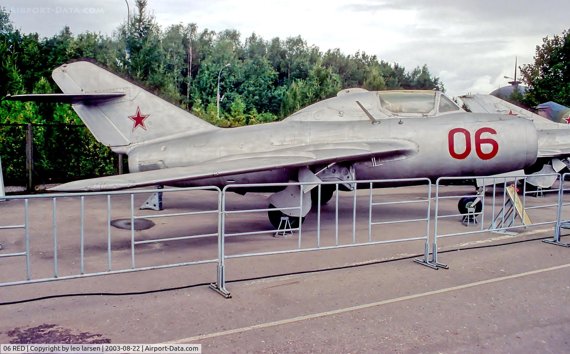 06 RED, Mikoyan-Gurevich MiG-15UTI C/N 922272, Great Patrioic Museum Moscow 22.8.03
