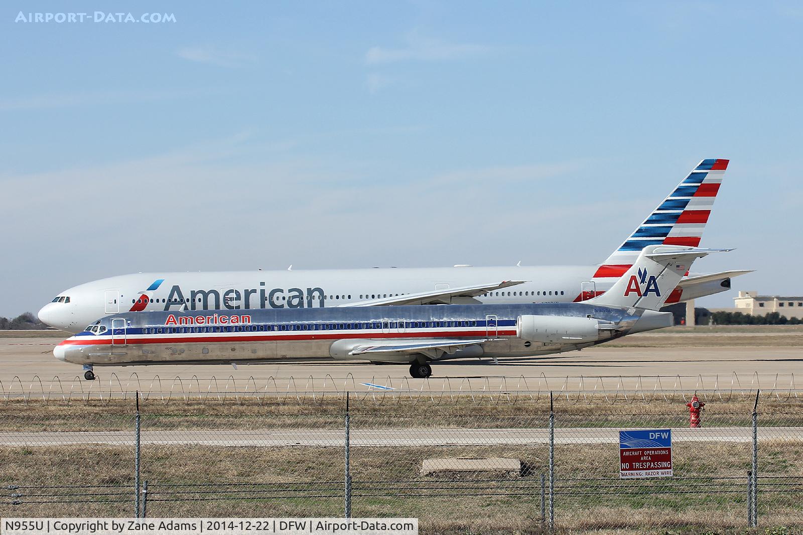 N955U, 1987 McDonnell Douglas MD-82 (DC-9-82) C/N 49427, At DFW Airport