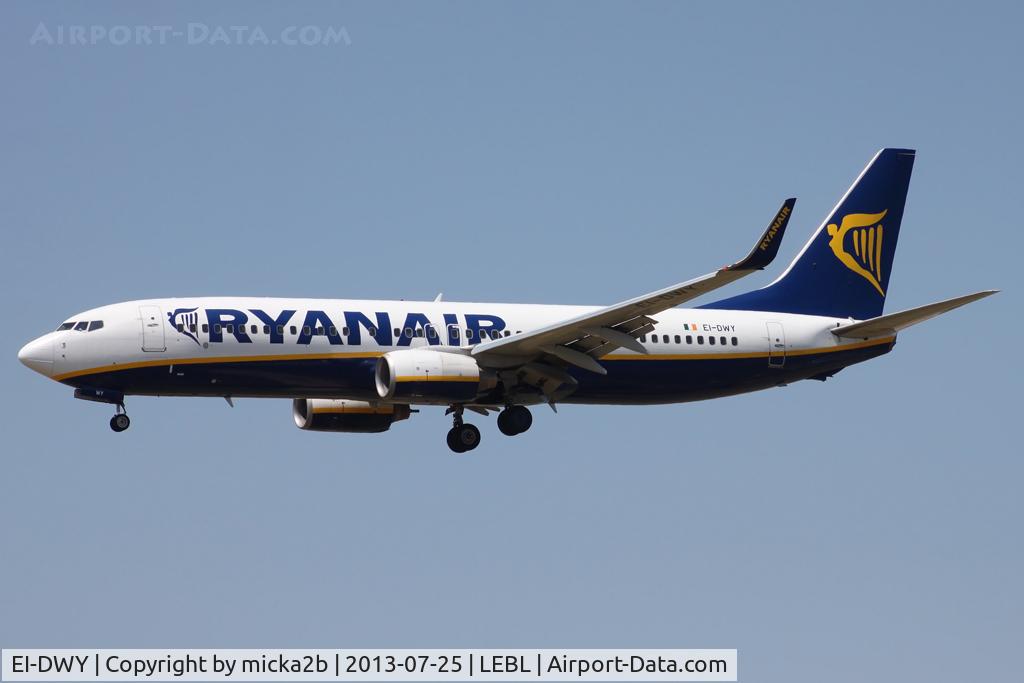 EI-DWY, 2008 Boeing 737-8AS C/N 33638, Landing