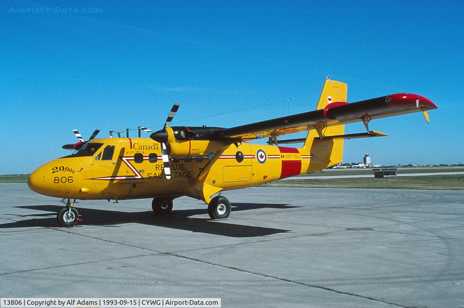 13806, 1971 De Havilland Canada CC-138 Twin Otter C/N 308, At a stopover in Winnipeg, Manitoba, Canada in 1993.