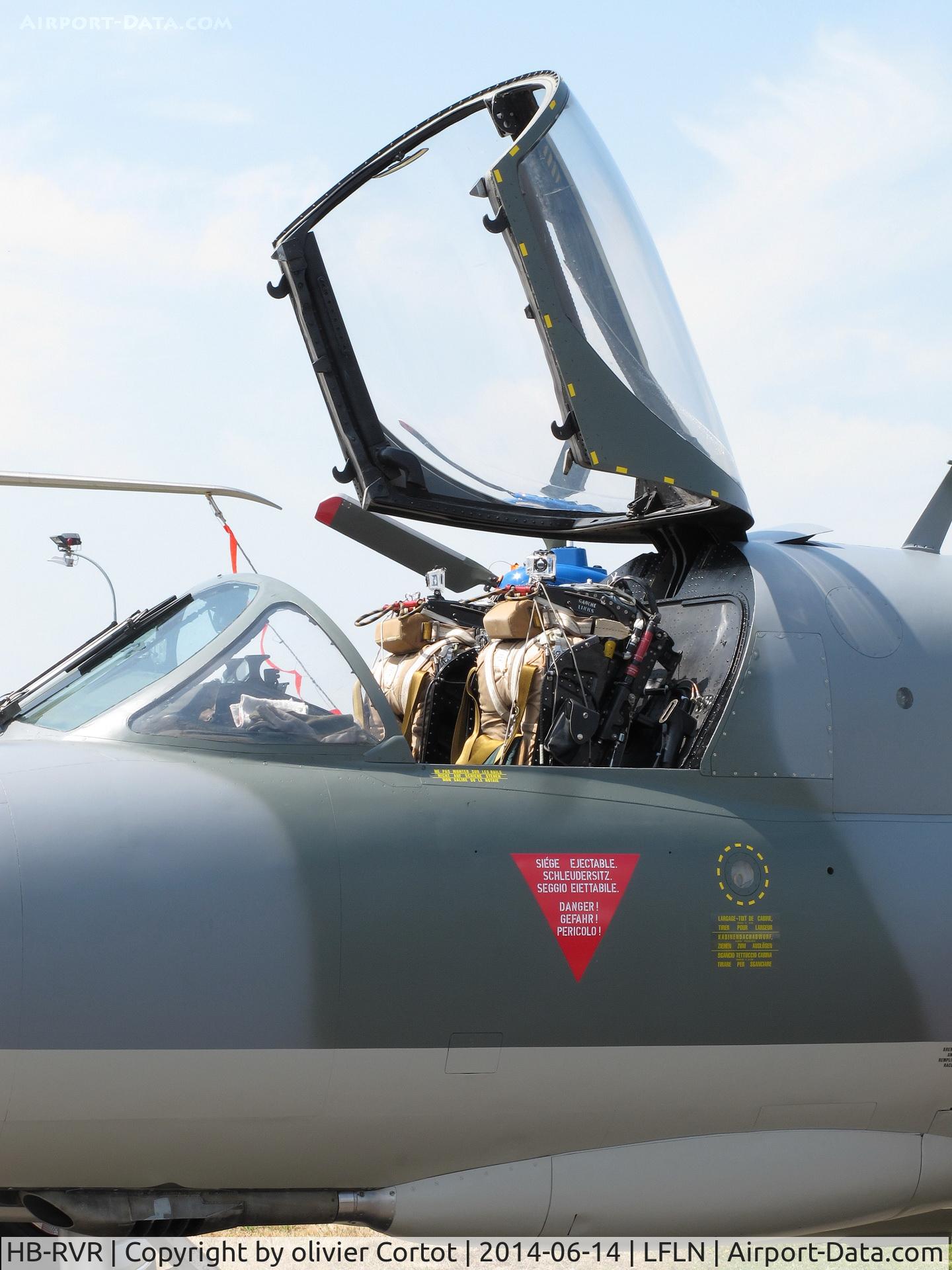 HB-RVR, 1955 Hawker Hunter T.68 C/N 41H-670806, cockpit and gun picture