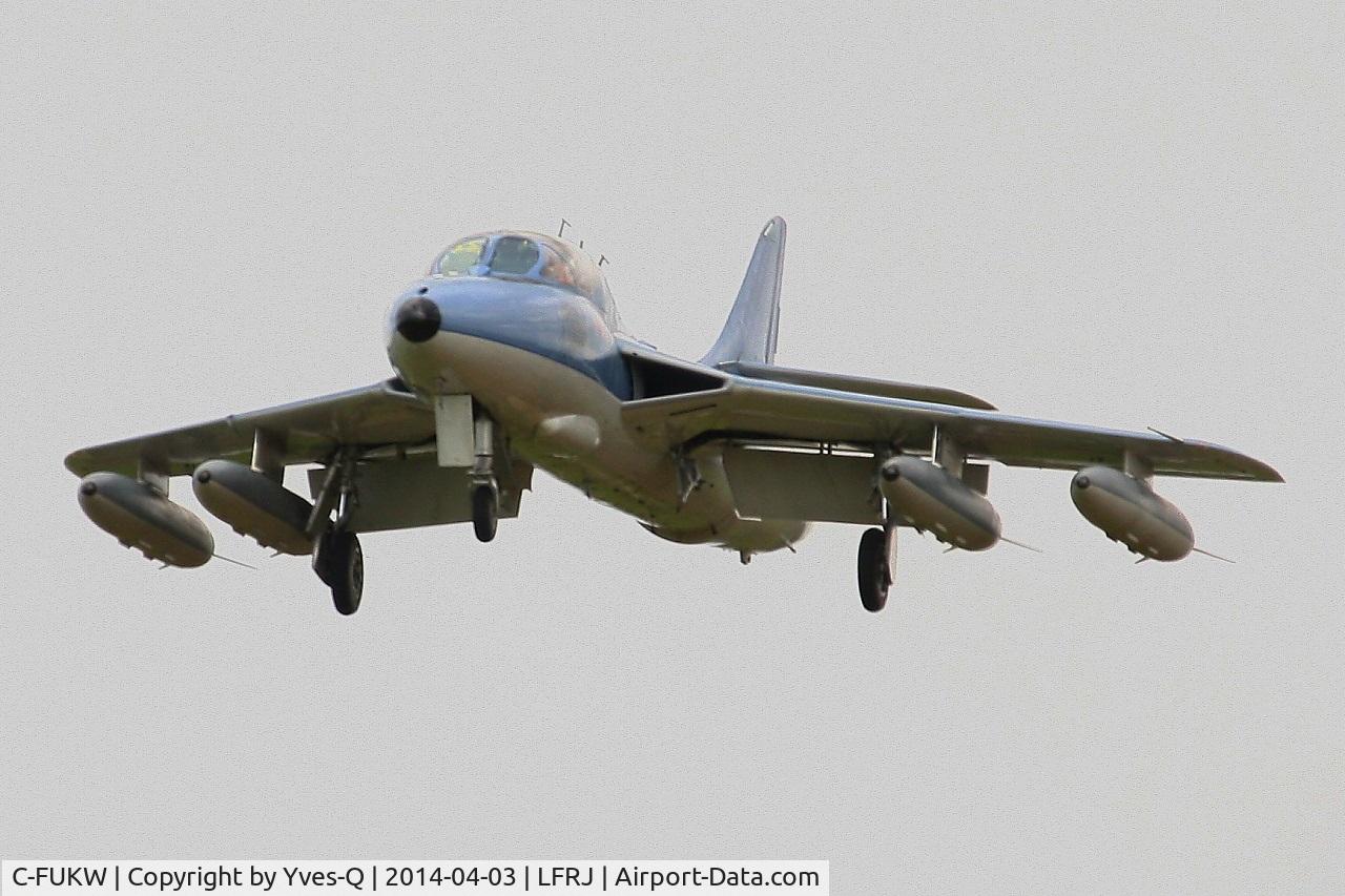 C-FUKW, 1954 Hawker Hunter T.68 C/N HABL-003215&41H-680368, Apache Aviation Hawker Hunter T.68, Short approach rwy 26, Landivisiau Naval Air Base (LFRJ)