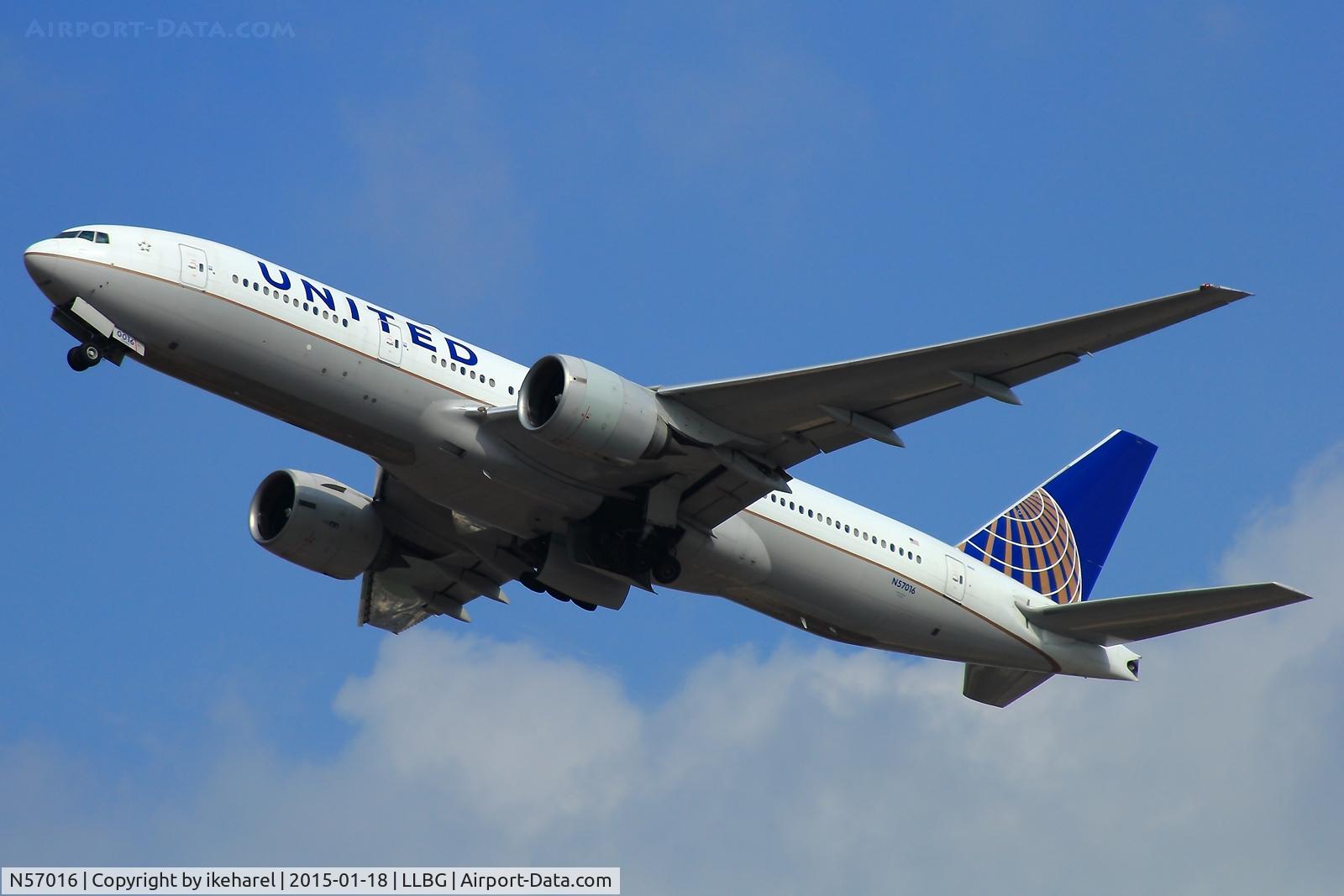 N57016, 2000 Boeing 777-224 C/N 28679, United T/O runway 30.