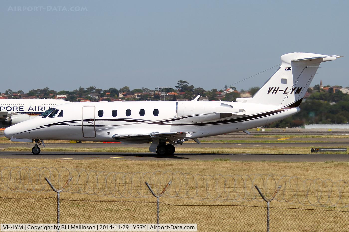 VH-LYM, 1999 Cessna 650 Citation VII C/N 650-7095, taxiing to 34R