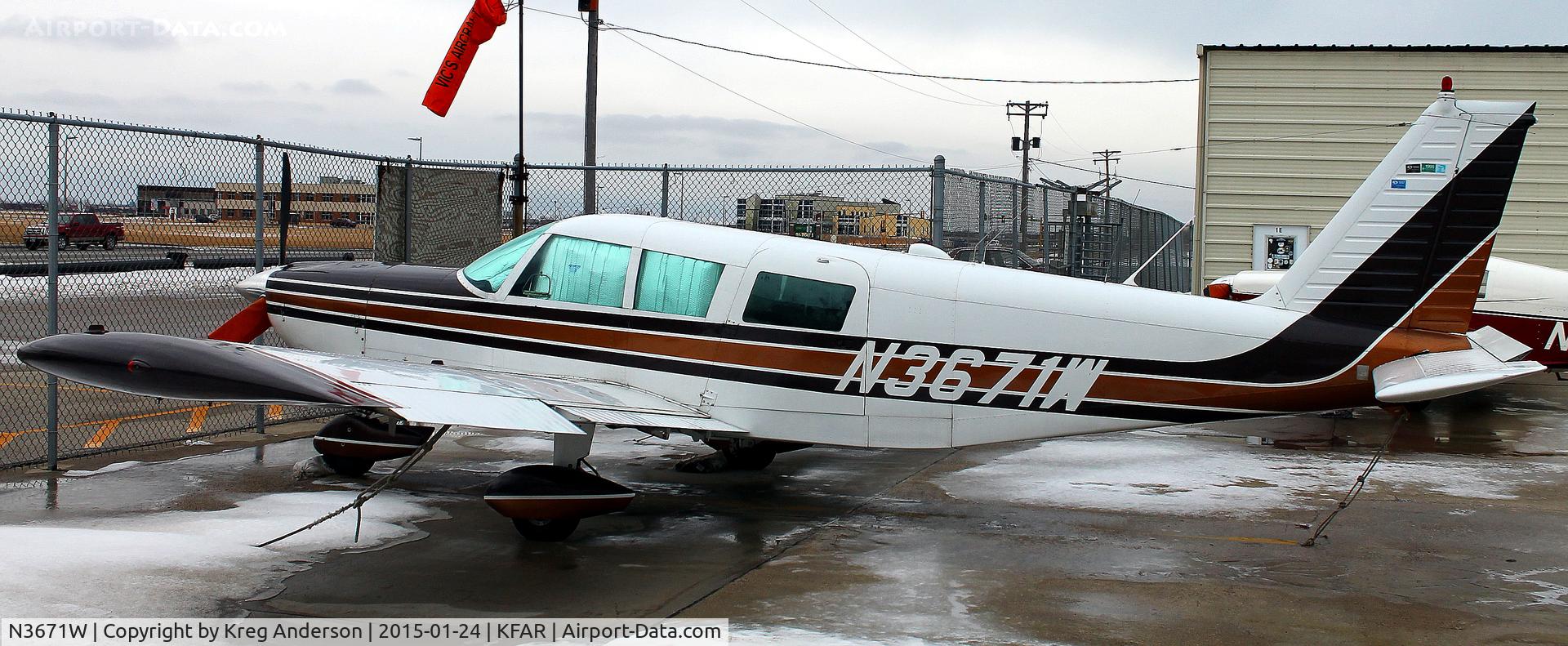 N3671W, 1966 Piper PA-32-260 Cherokee Six C/N 32-580, Piper PA-32-260 Cherokee Six on the ramp at Vic's Aircraft in Fargo, ND.