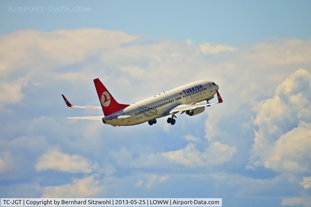 TC-JGT, 2006 Boeing 737-8F2 C/N 34417, Take off VIE.