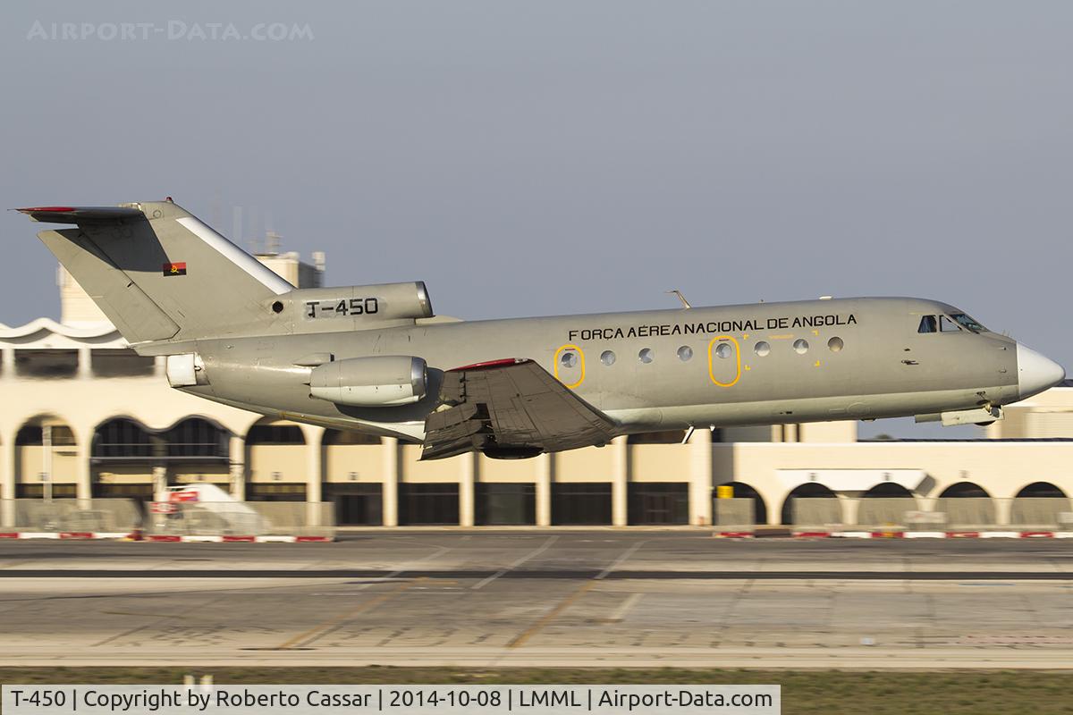 T-450, 1978 Yakovlev Yak-40K C/N 9820558, Departing runway 31