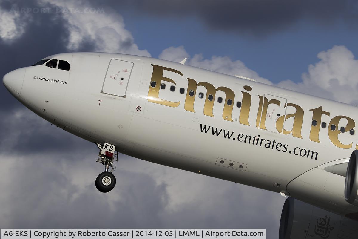 A6-EKS, 1999 Airbus A330-243 C/N 283, Departing runway 31