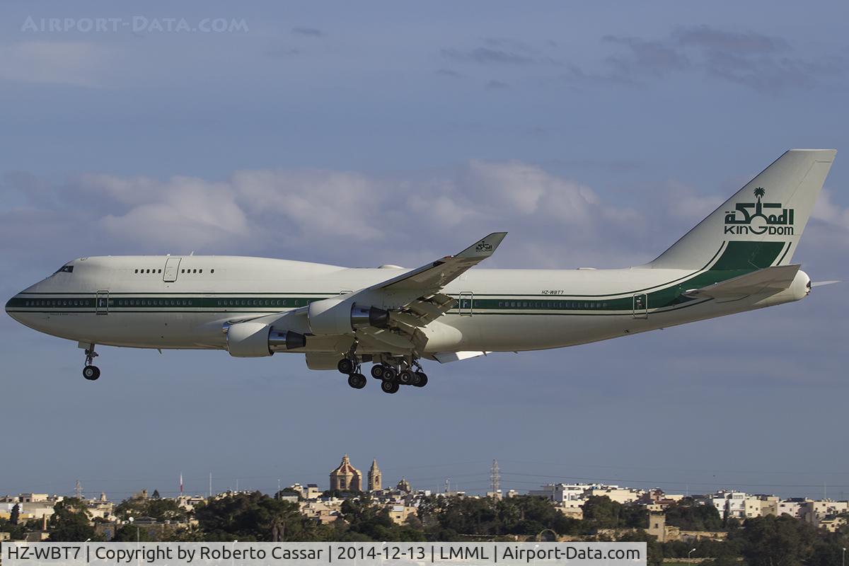 HZ-WBT7, 1992 Boeing 747-4J6 C/N 25880, Landing runway 31
