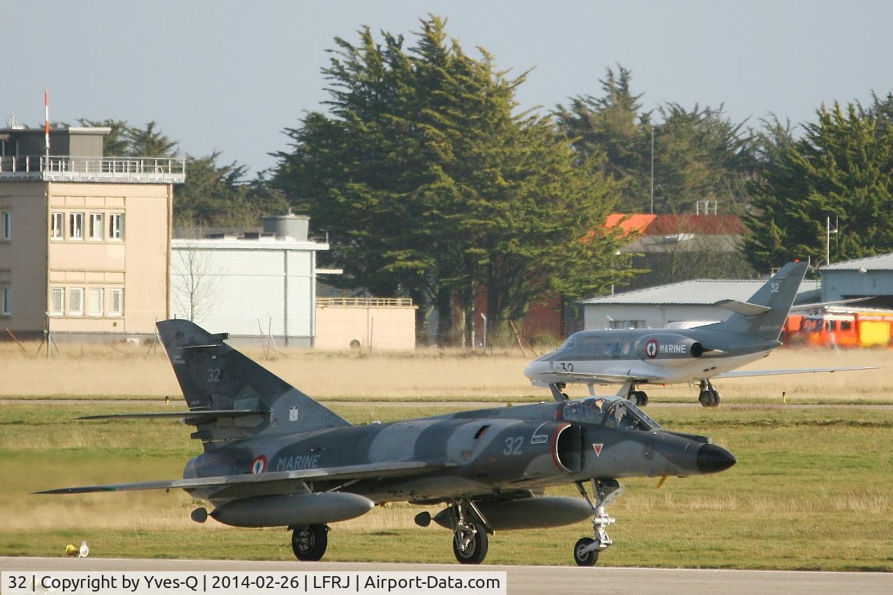 32, Dassault Super Etendard C/N 32, Dassault Super Etendard M (SEM), Taxiing after landing rwy 26, Landivisiau Naval Air Base (LFRJ)