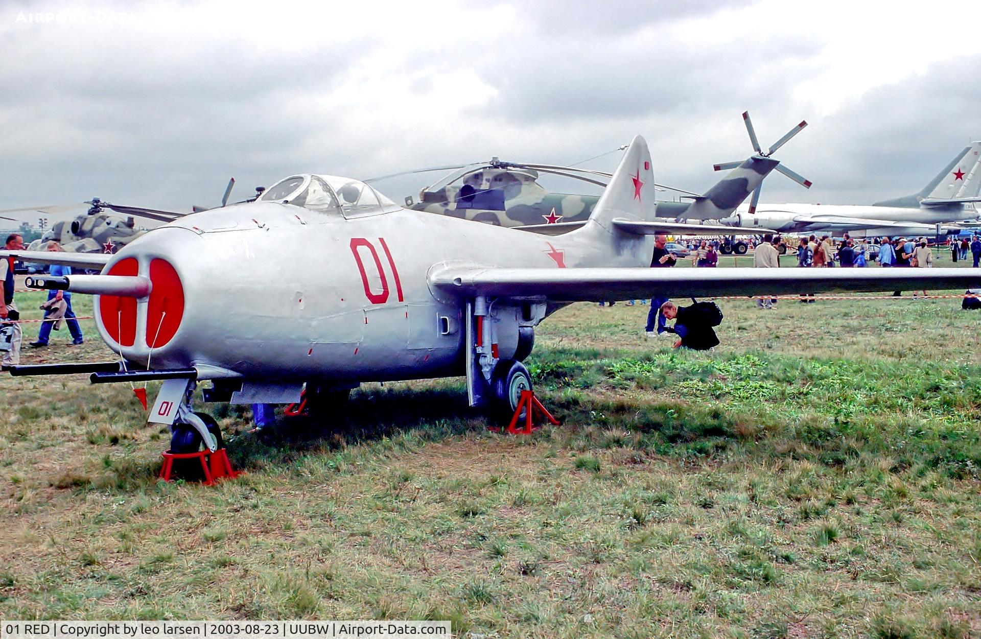01 RED, 1946 Mikoyan-Gurevich MiG-9 Fargo C/N 114010, Zhukovsky Moscow 23.8.03