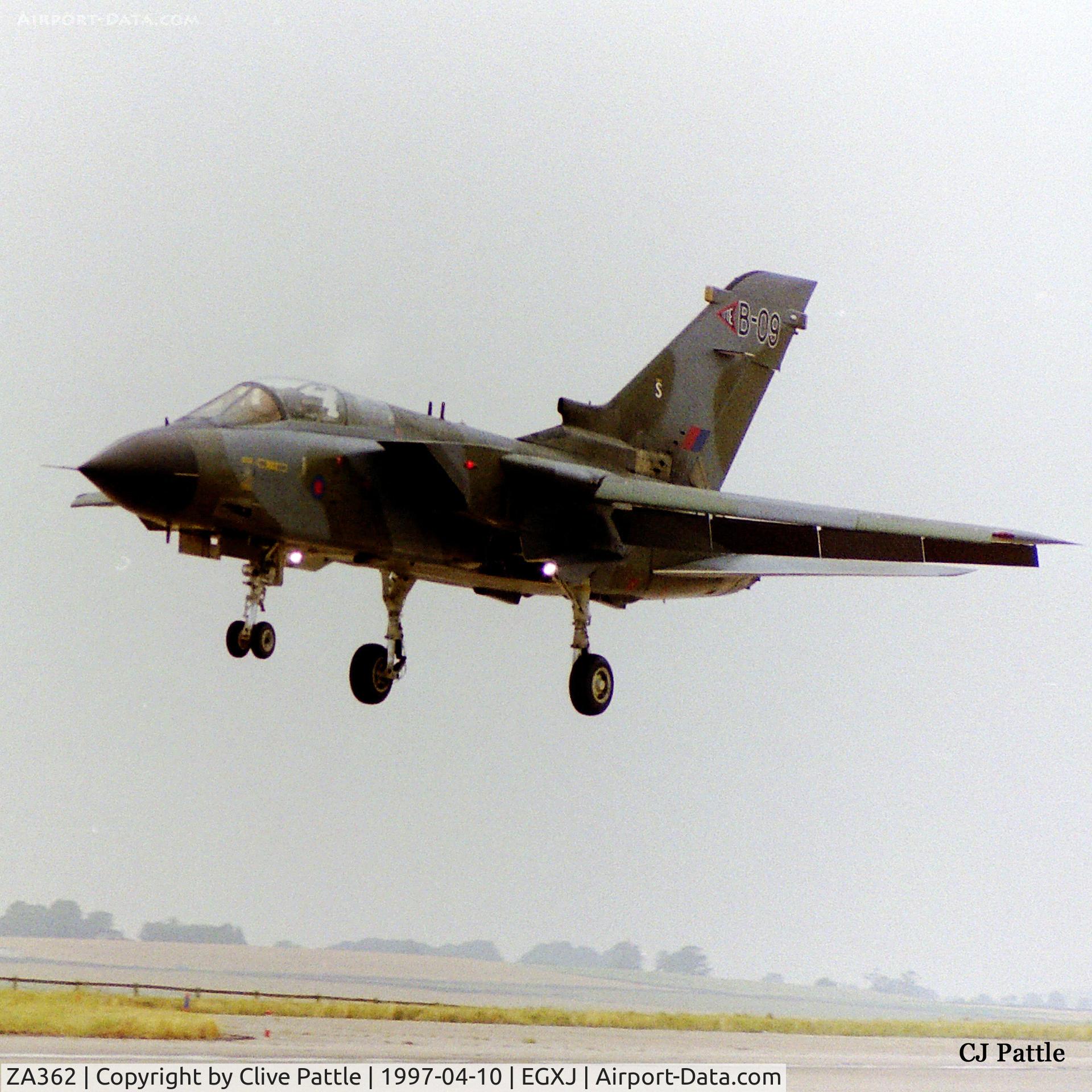 ZA362, 1981 Panavia Tornado GR.1(T) C/N 043/BT012/3023, Landing at RAF Cottesmore whilst coded B-09 with the TTTE at the base