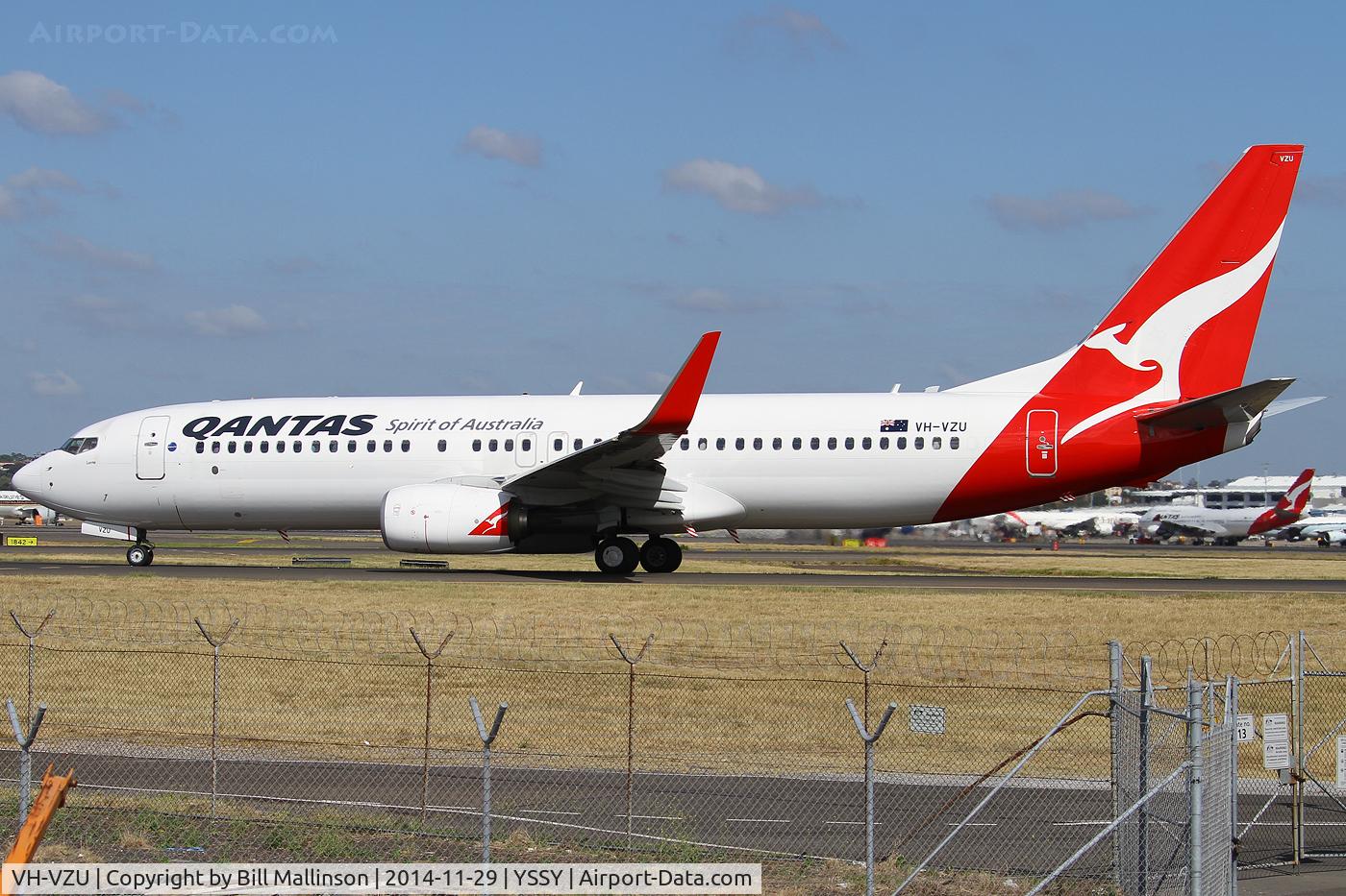 VH-VZU, 2011 Boeing 737-838 C/N 34187, taxiing to 34R