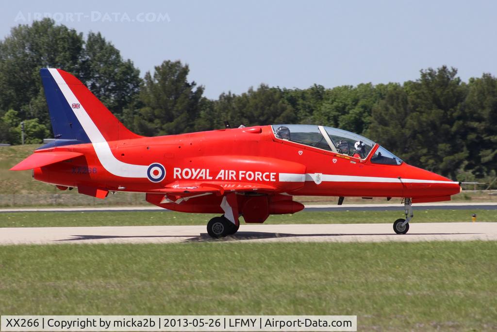 XX266, 1979 Hawker Siddeley Hawk T.1A C/N 102/312102, Taxiing