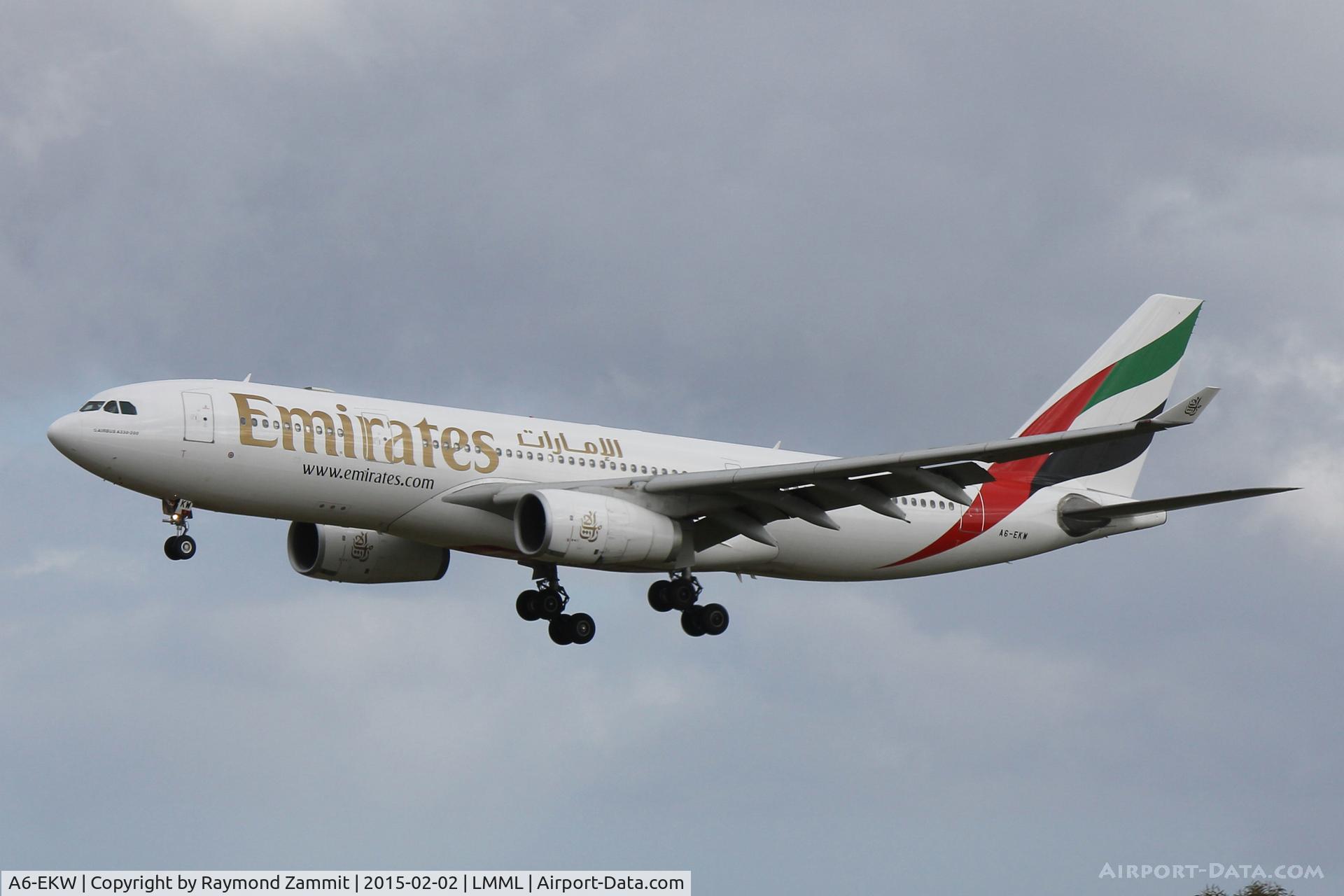 A6-EKW, 1999 Airbus A330-243 C/N 316, A330 A6-EKW Emirates Airlines