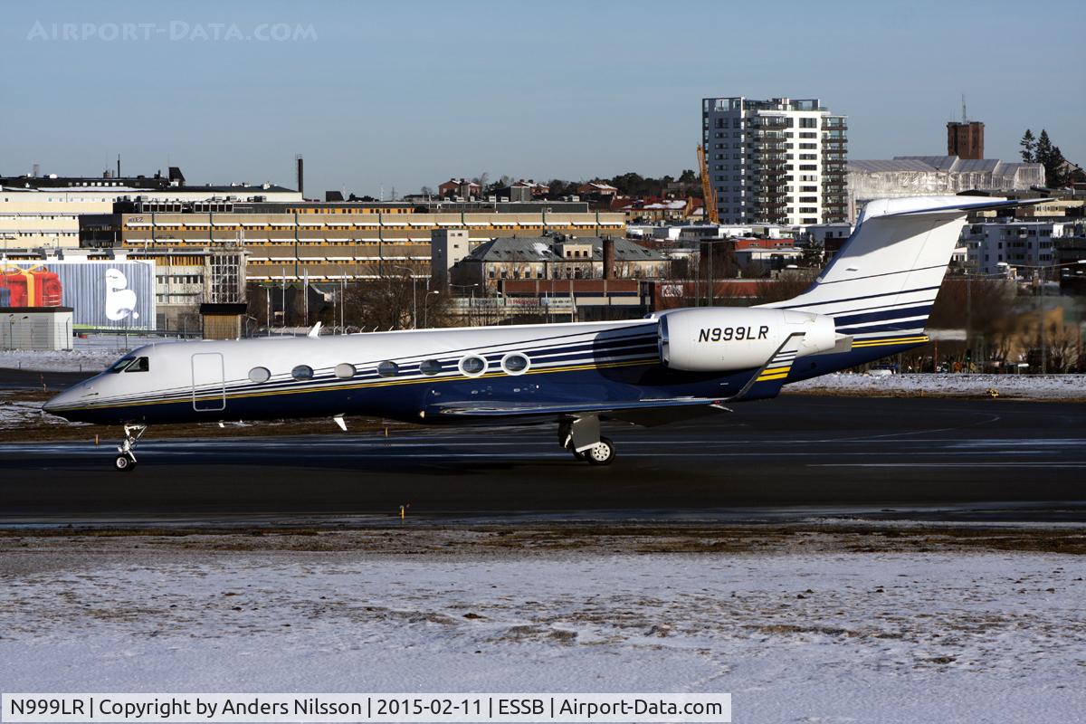 N999LR, 2014 Gulfstream Aerospace GV-SP (G550) C/N 5481, Lining up runway 30.