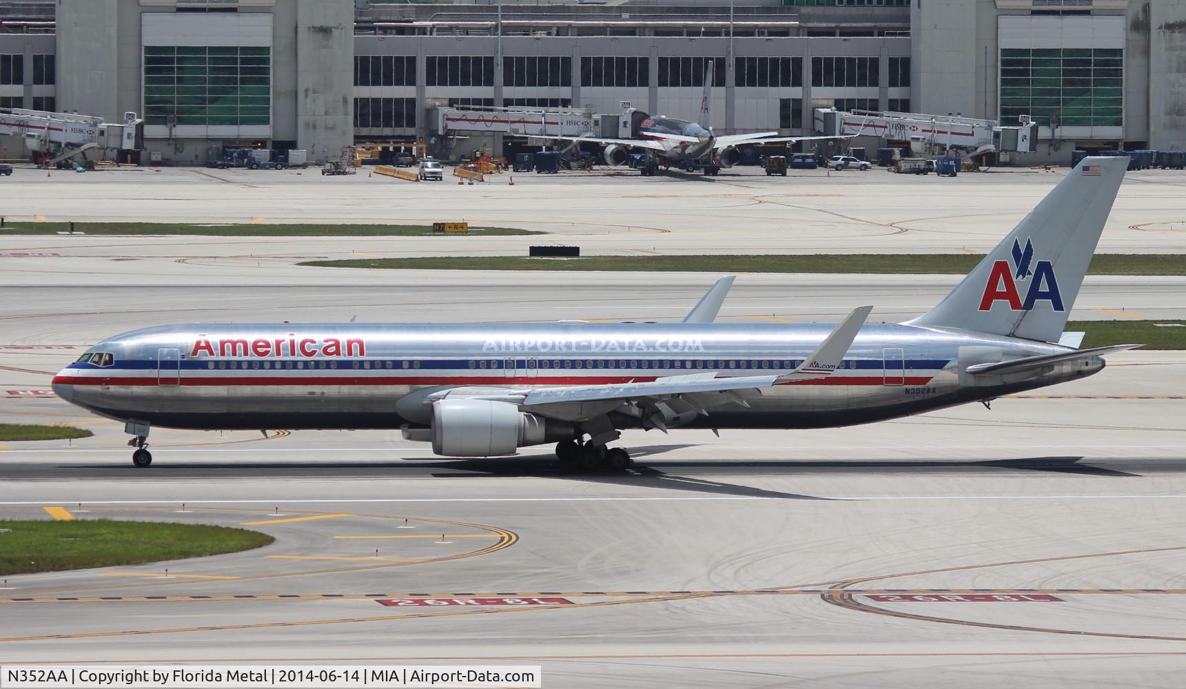 N352AA, 1988 Boeing 767-323ER C/N 24033, American
