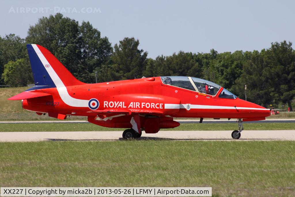 XX227, 1978 Hawker Siddeley Hawk T.1A C/N 063/312063, Taxiing