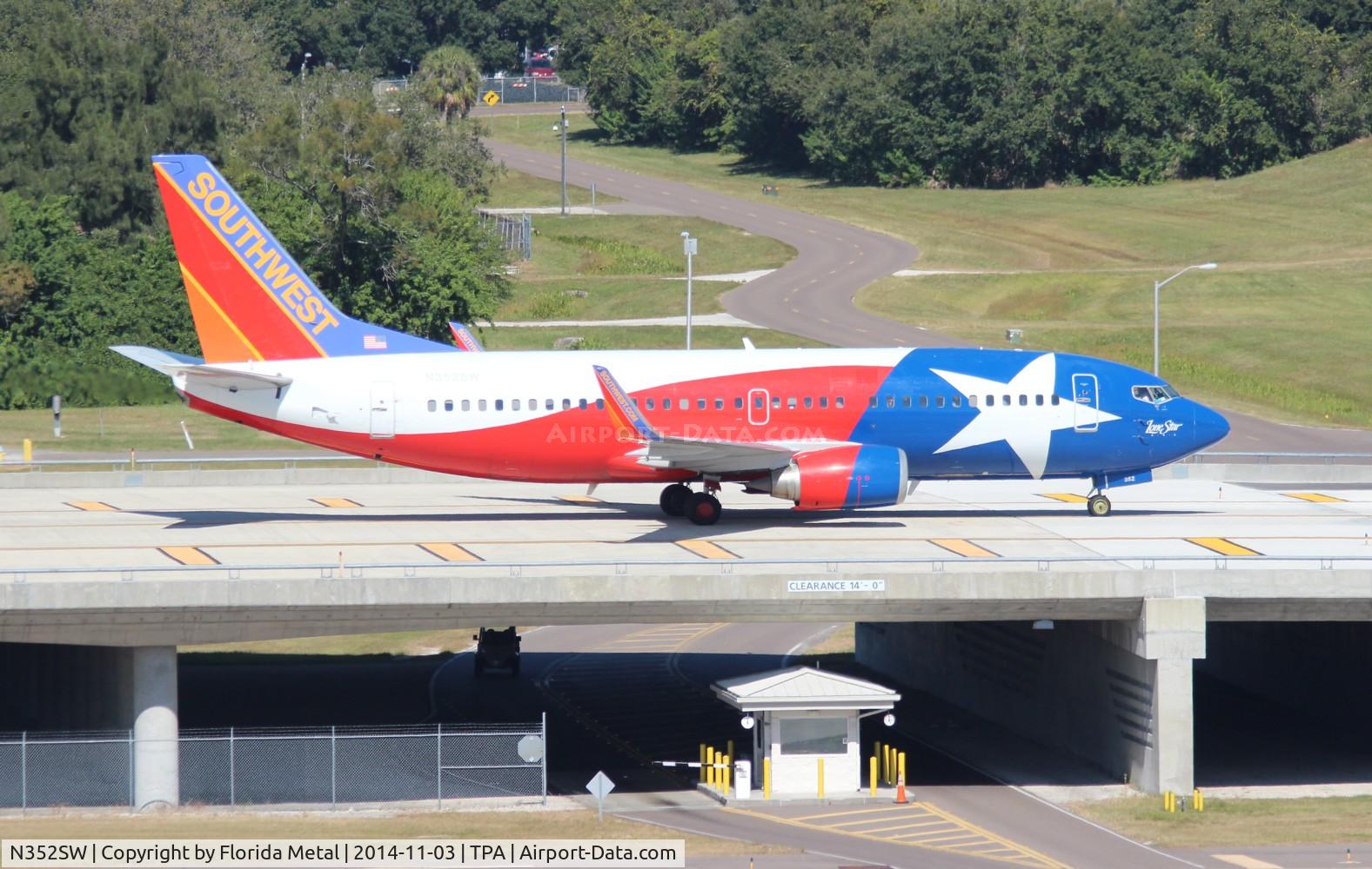 N352SW, 1990 Boeing 737-3H4 C/N 24888, Southwest Lonestar One