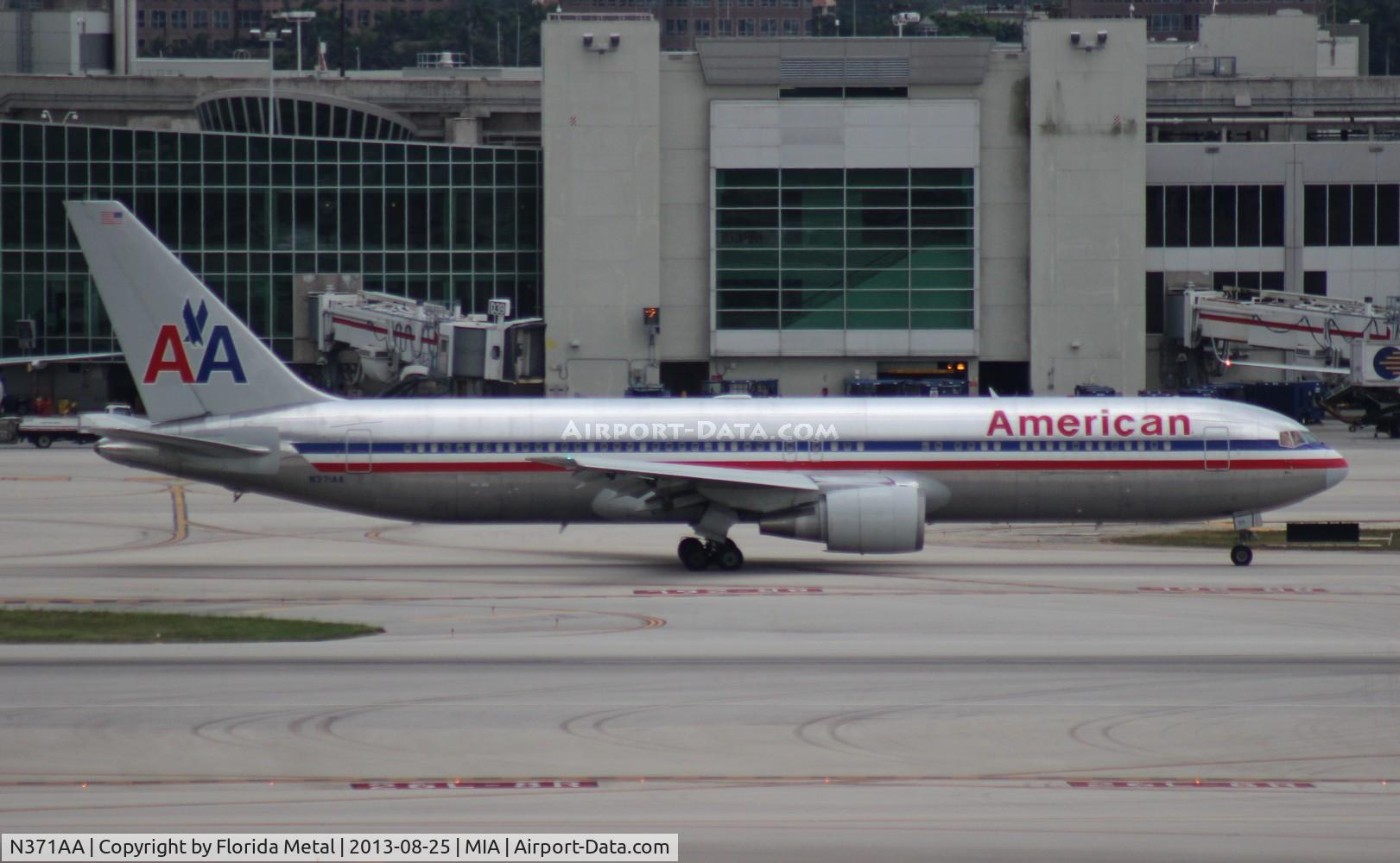 N371AA, 1992 Boeing 767-323 C/N 25198, American
