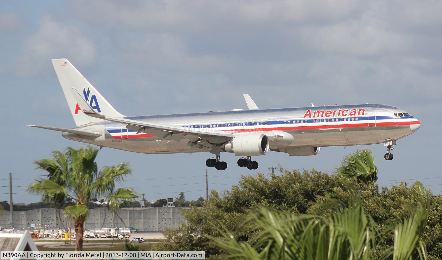 N390AA, 1995 Boeing 767-323 C/N 27450, American