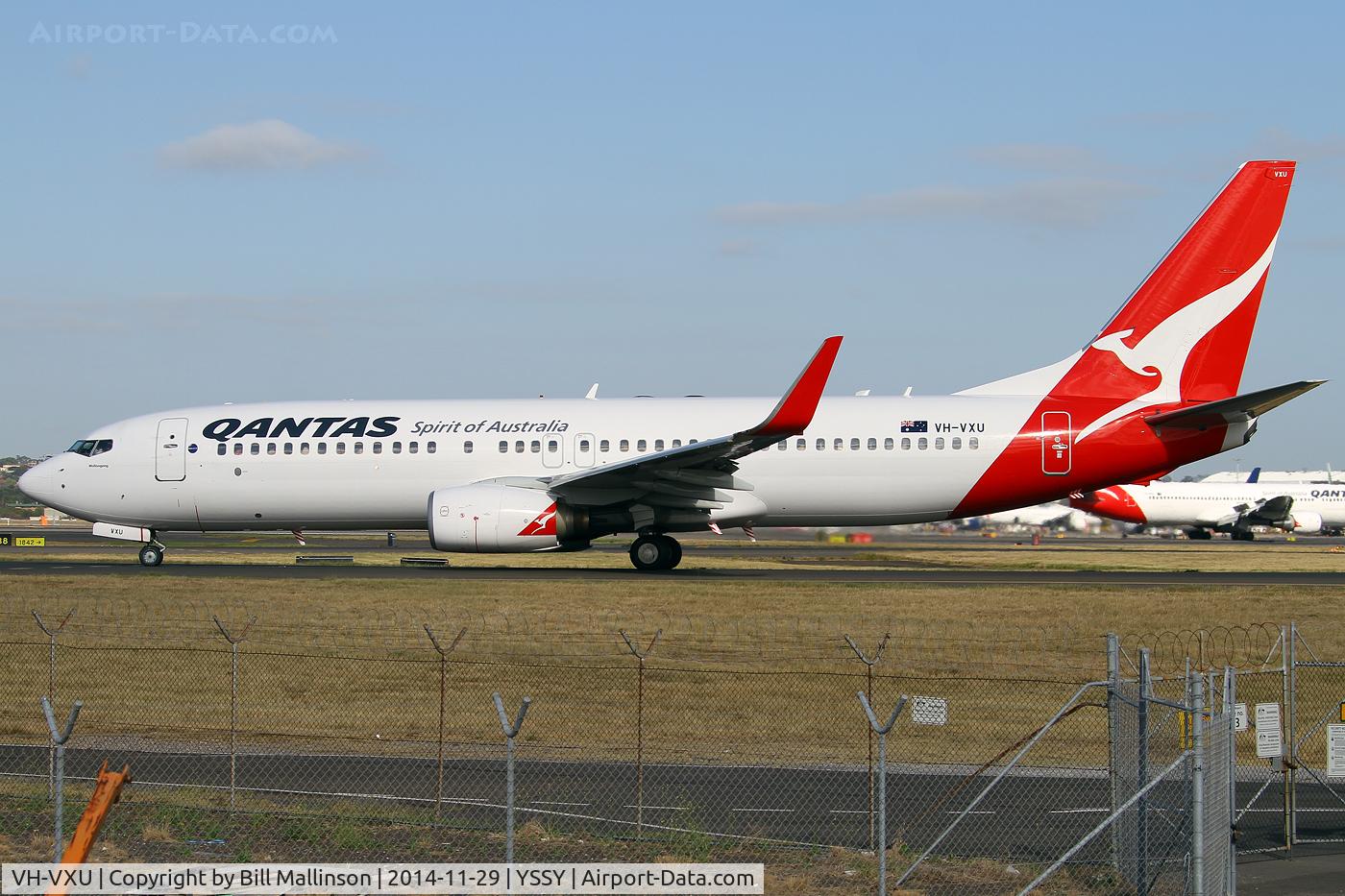 VH-VXU, 2003 Boeing 737-838 C/N 33761, taxiing