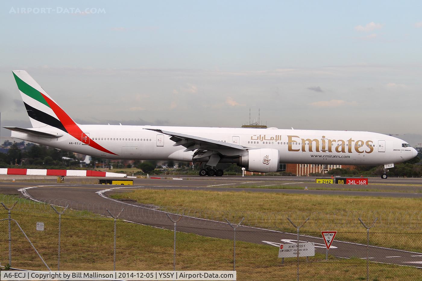 A6-ECJ, 2008 Boeing 777-31H/ER C/N 35583, taxiing