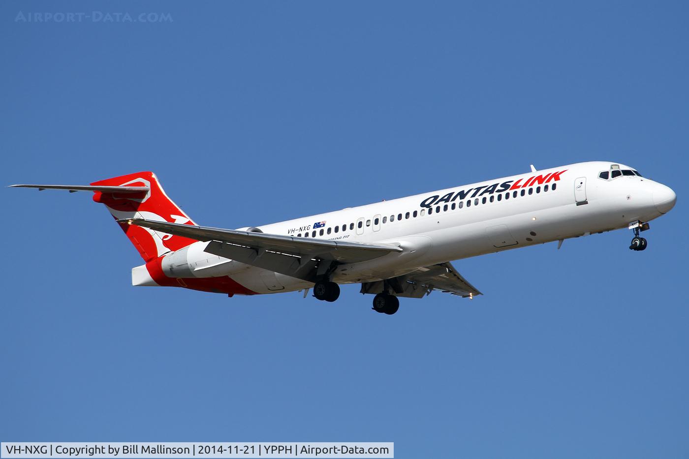 VH-NXG, 1999 Boeing 717-2K9 C/N 55057, finals to 21