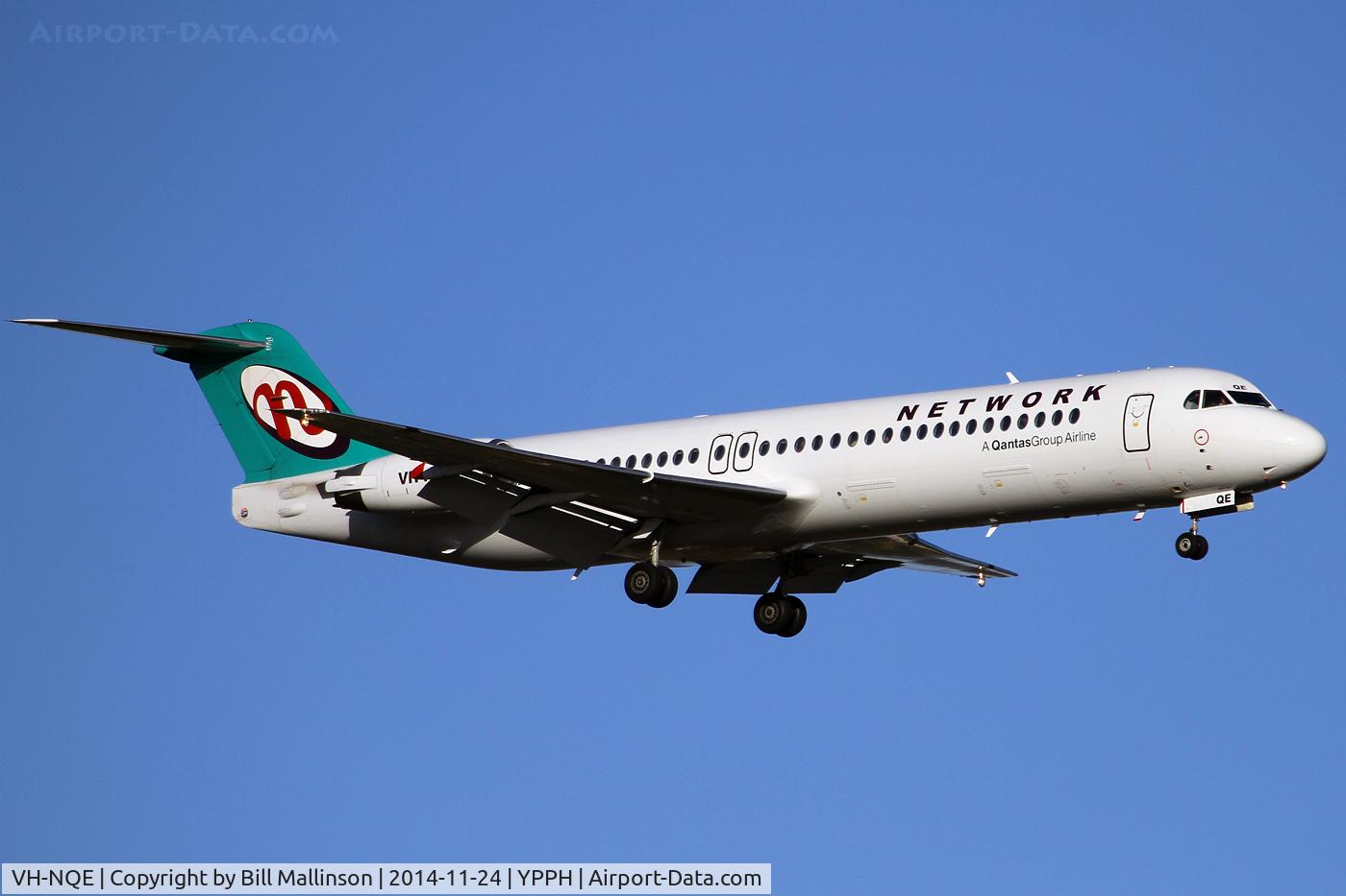 VH-NQE, 1993 Fokker 100 (F-28-0100) C/N 11457, finals to 21
