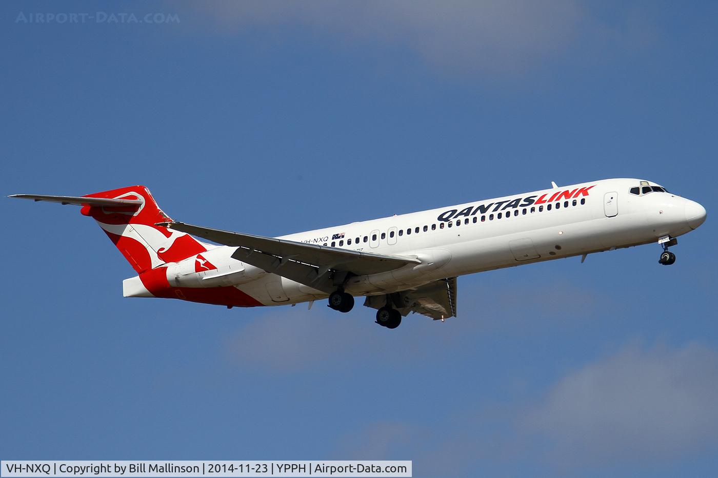 VH-NXQ, 2001 Boeing 717-231 C/N 55097, finals to 21
