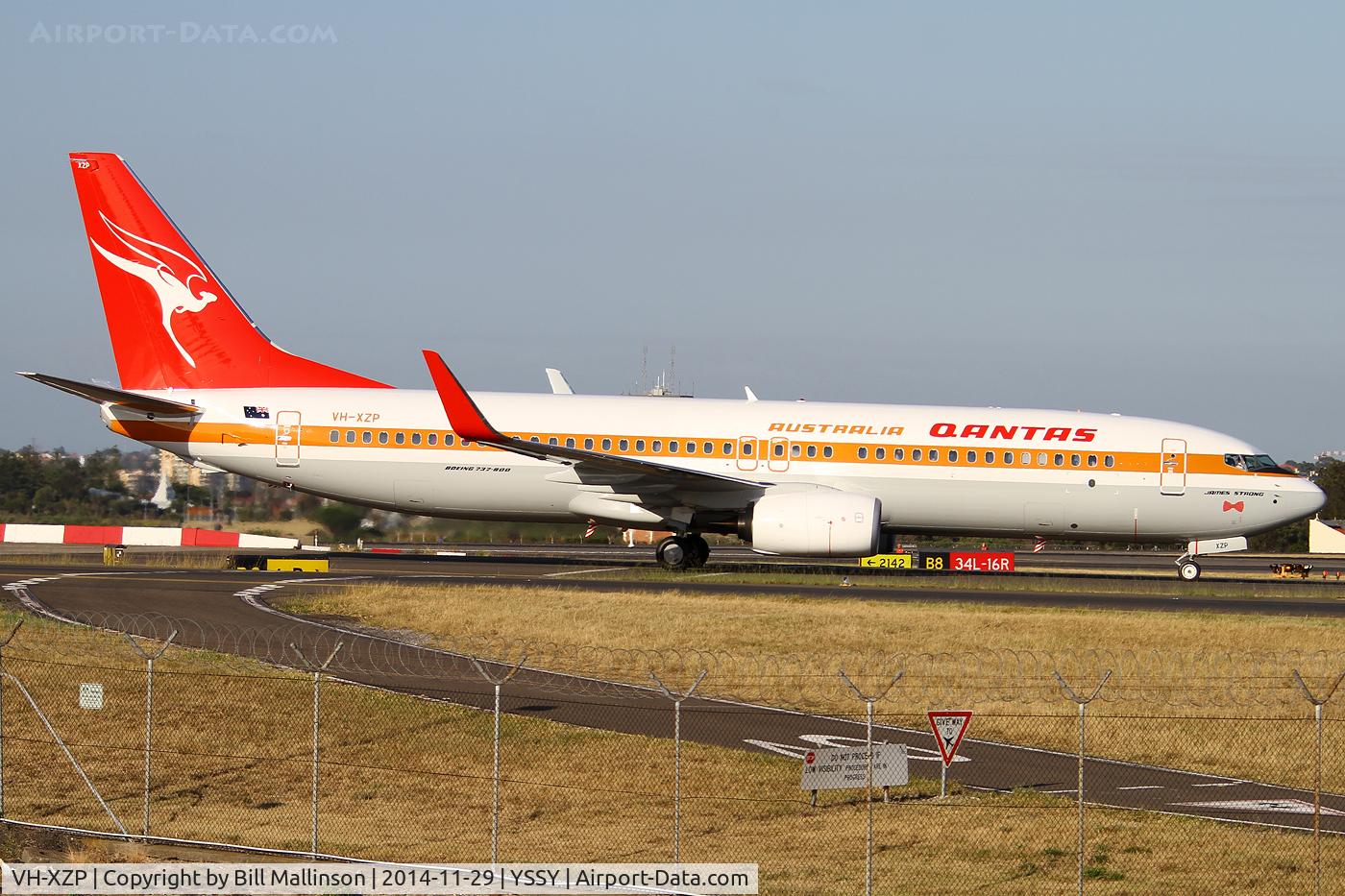 VH-XZP, 2014 Boeing 737-838 C/N 44577, retro roo