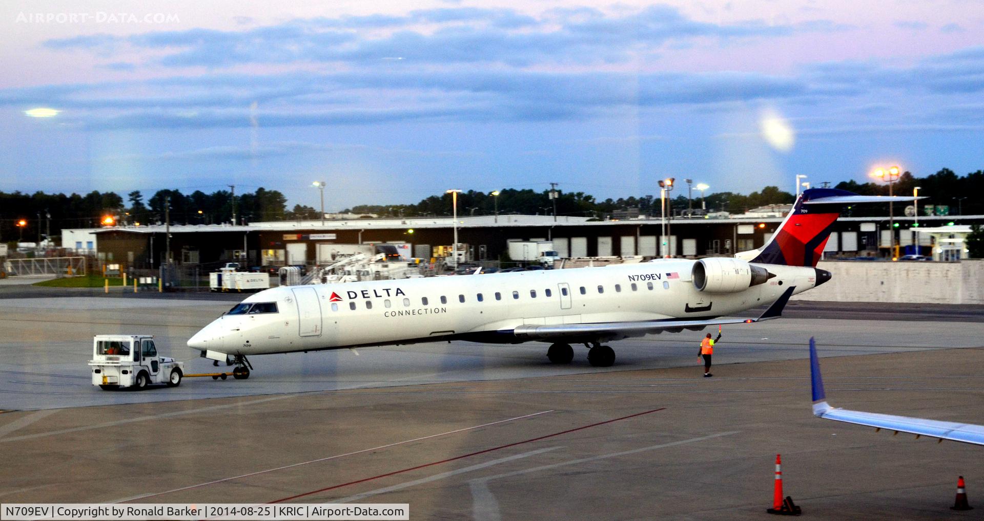N709EV, 2002 Bombardier CRJ-701 (CL-600-2C10) Regional Jet C/N 10068, Pushback Richmond