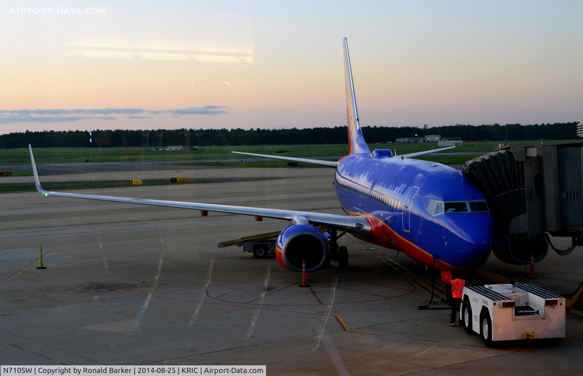 N710SW, 1998 Boeing 737-7H4 C/N 27844, Richmond
