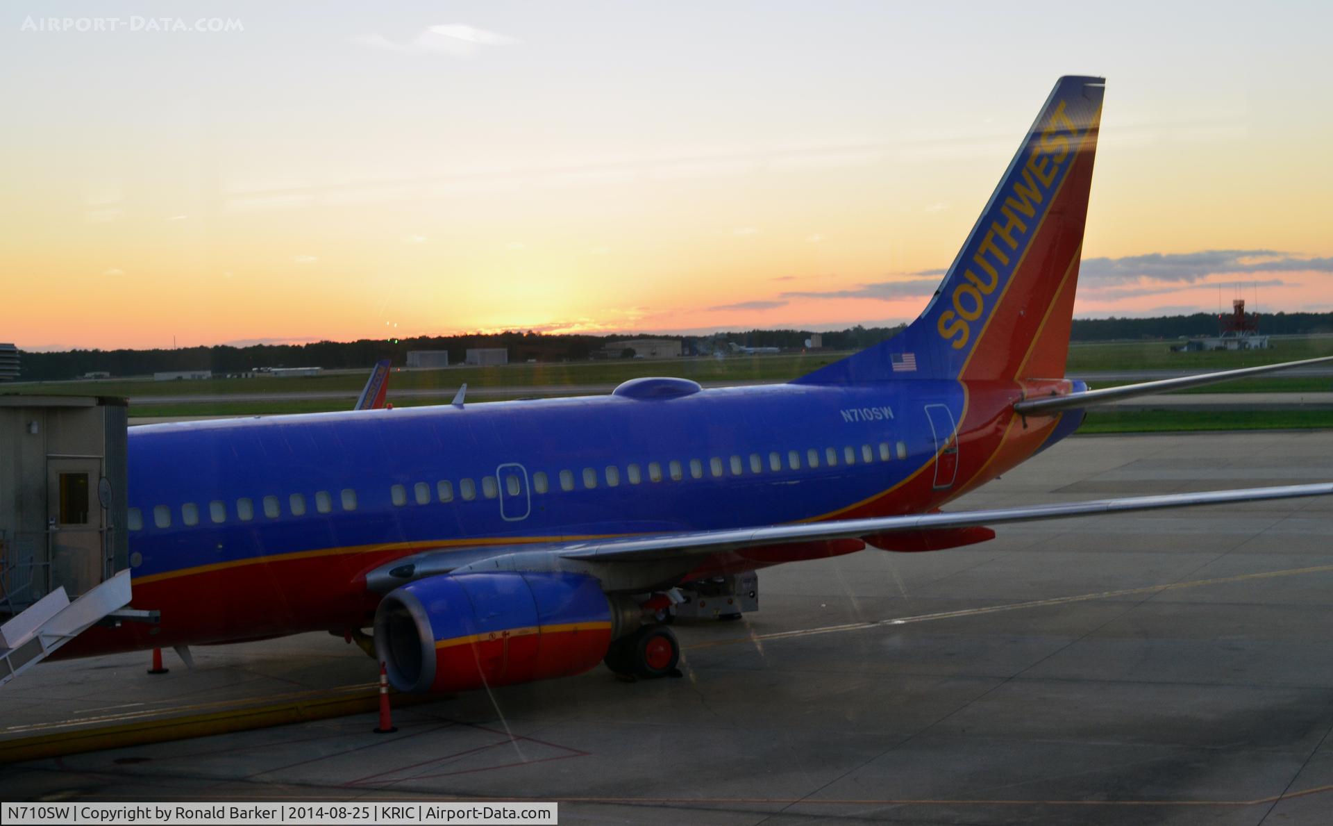 N710SW, 1998 Boeing 737-7H4 C/N 27844, Richmond