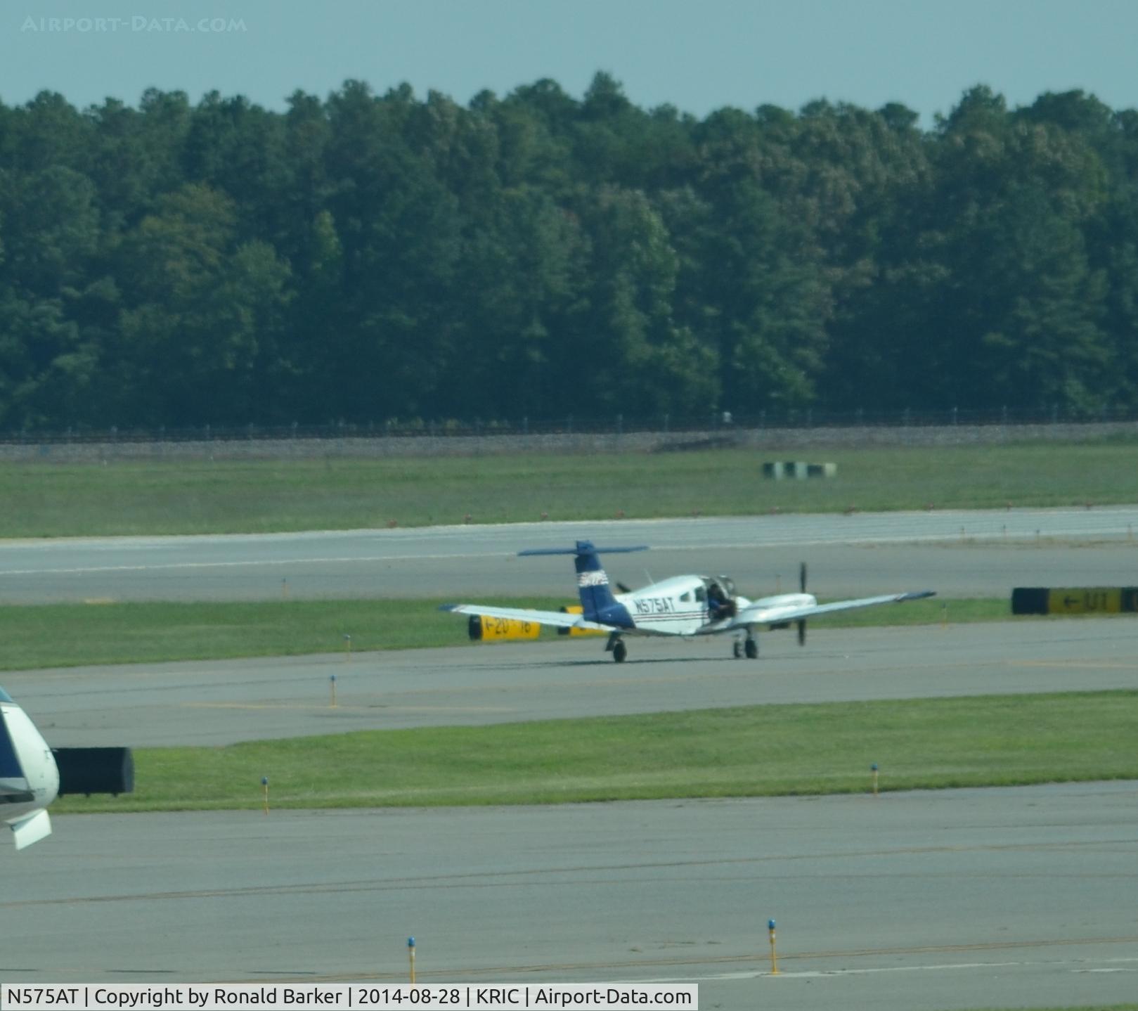 N575AT, 2005 Piper PA-44-180 Seminole C/N 4496203, Taxi Richmond
