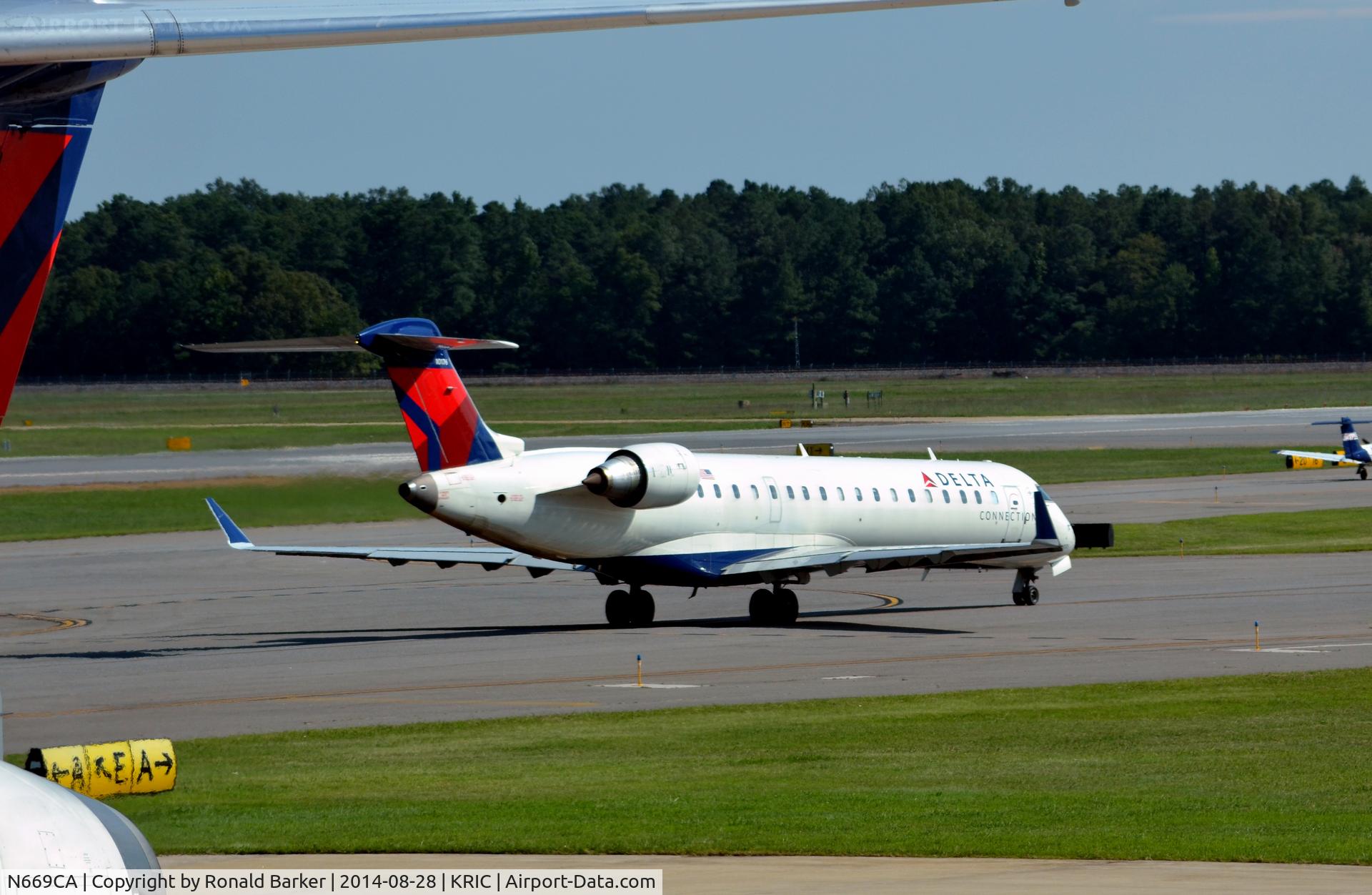 N669CA, 2004 Bombardier CRJ-700 (CL-600-2C10) Regional Jet C/N 10176, Taxi Richmond (Fleet Number 10176)