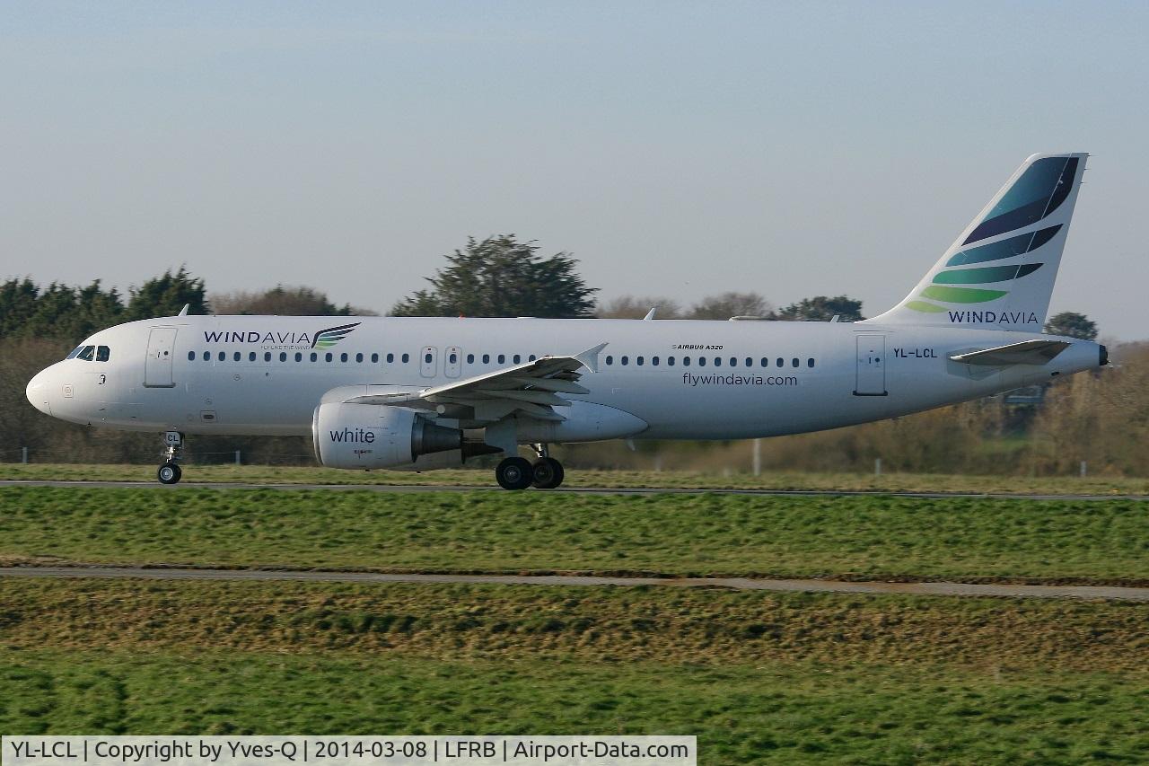 YL-LCL, 1995 Airbus A320-214 C/N 533, Airbus A320-214, Take off rwy 25L, Brest-Bretagne airport (LFRB-BES)